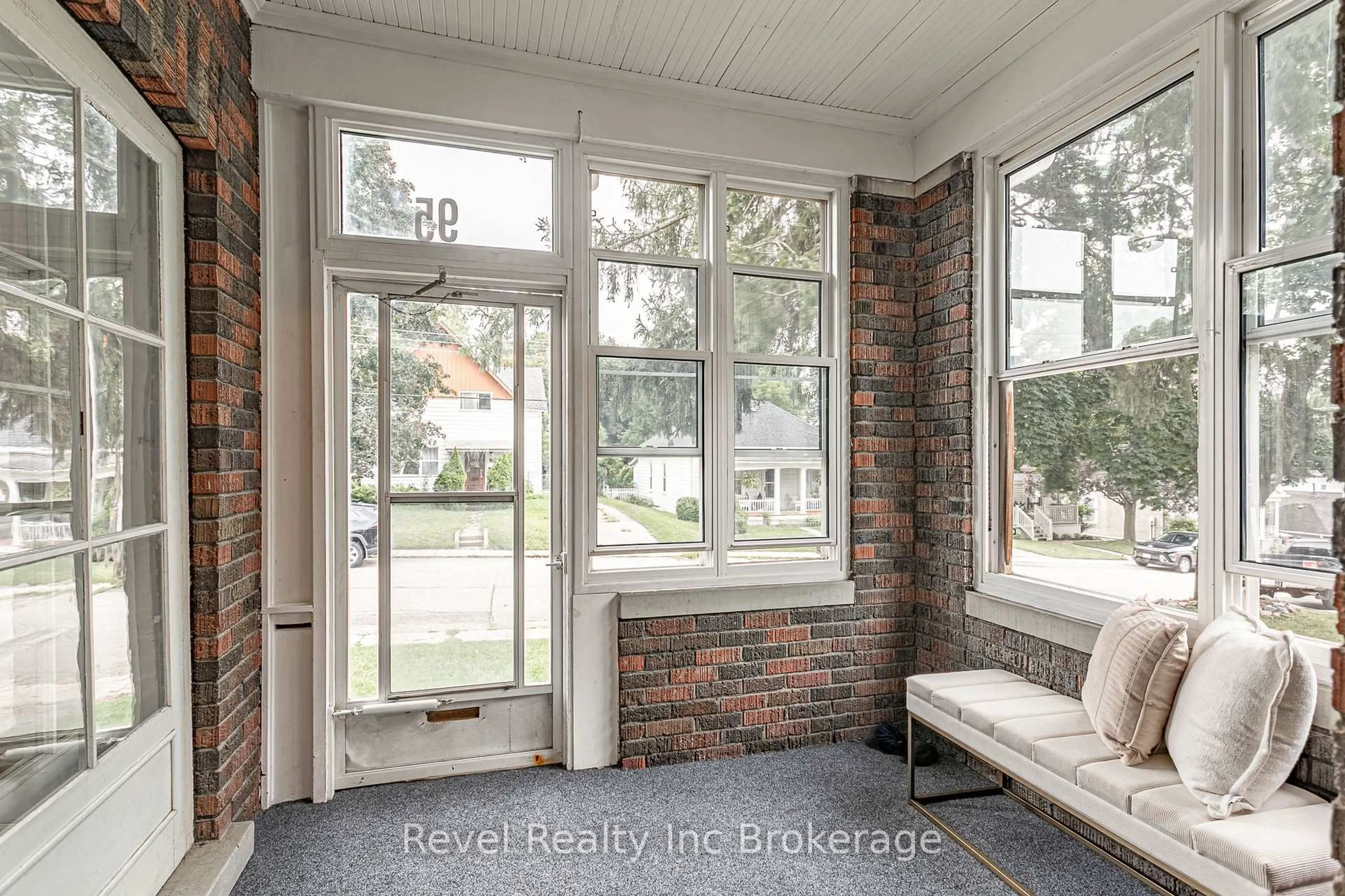 Indoor entryway for 95 Concession St, Ingersoll Ontario N5C 1E9