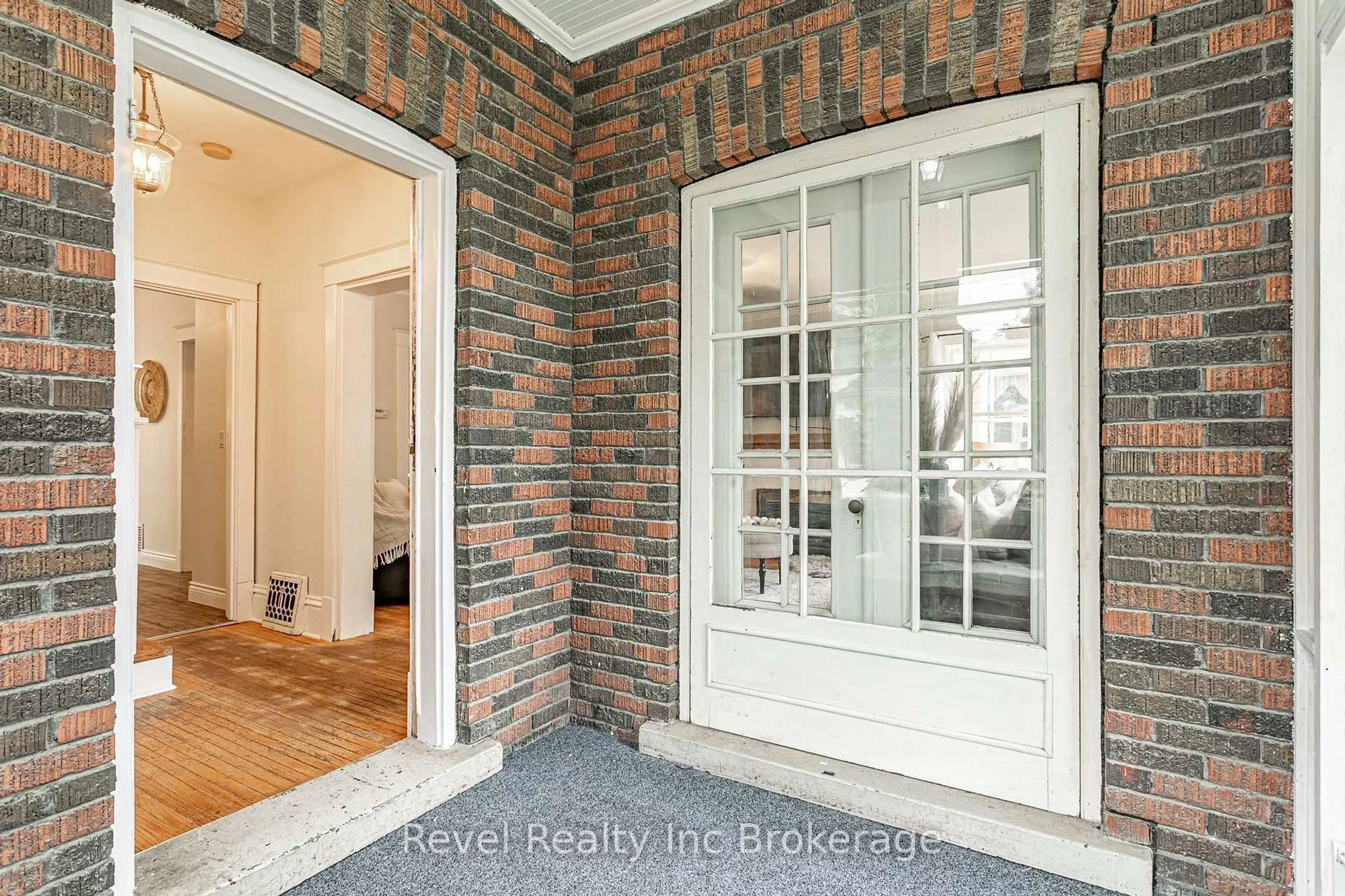 Indoor entryway for 95 Concession St, Ingersoll Ontario N5C 1E9