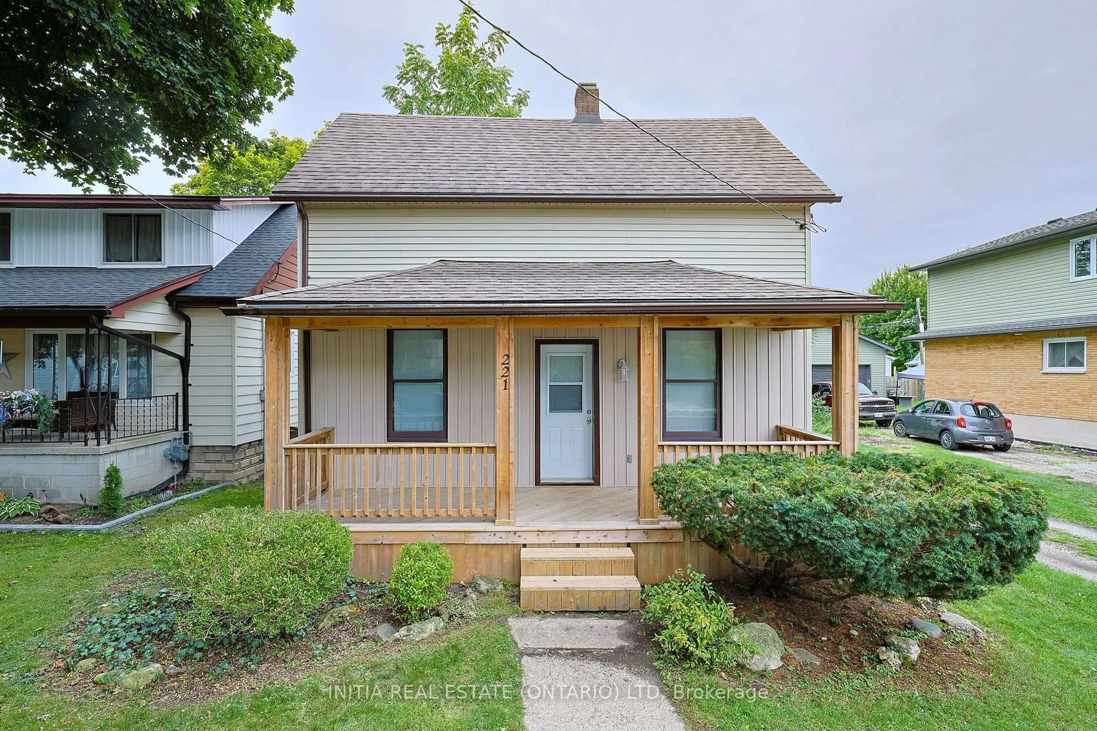 Home with vinyl exterior material, street for 221 Bright St, Sarnia Ontario N7T 4E9