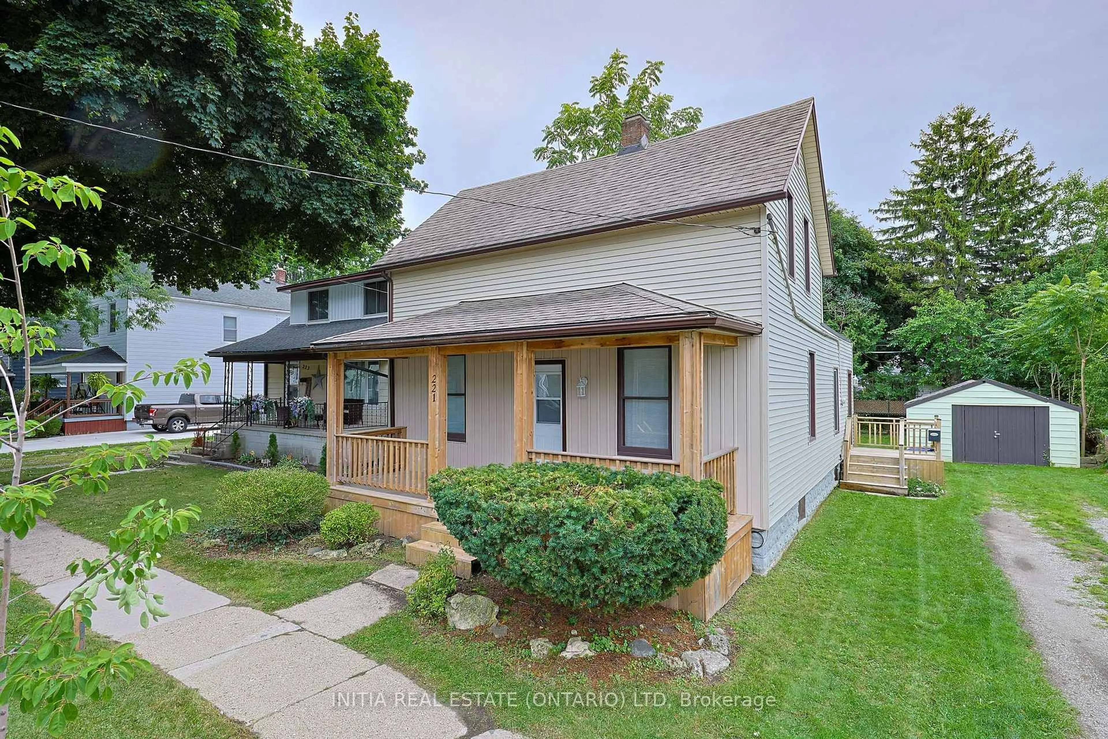 A pic from outside/outdoor area/front of a property/back of a property/a pic from drone, street for 221 Bright St, Sarnia Ontario N7T 4E9
