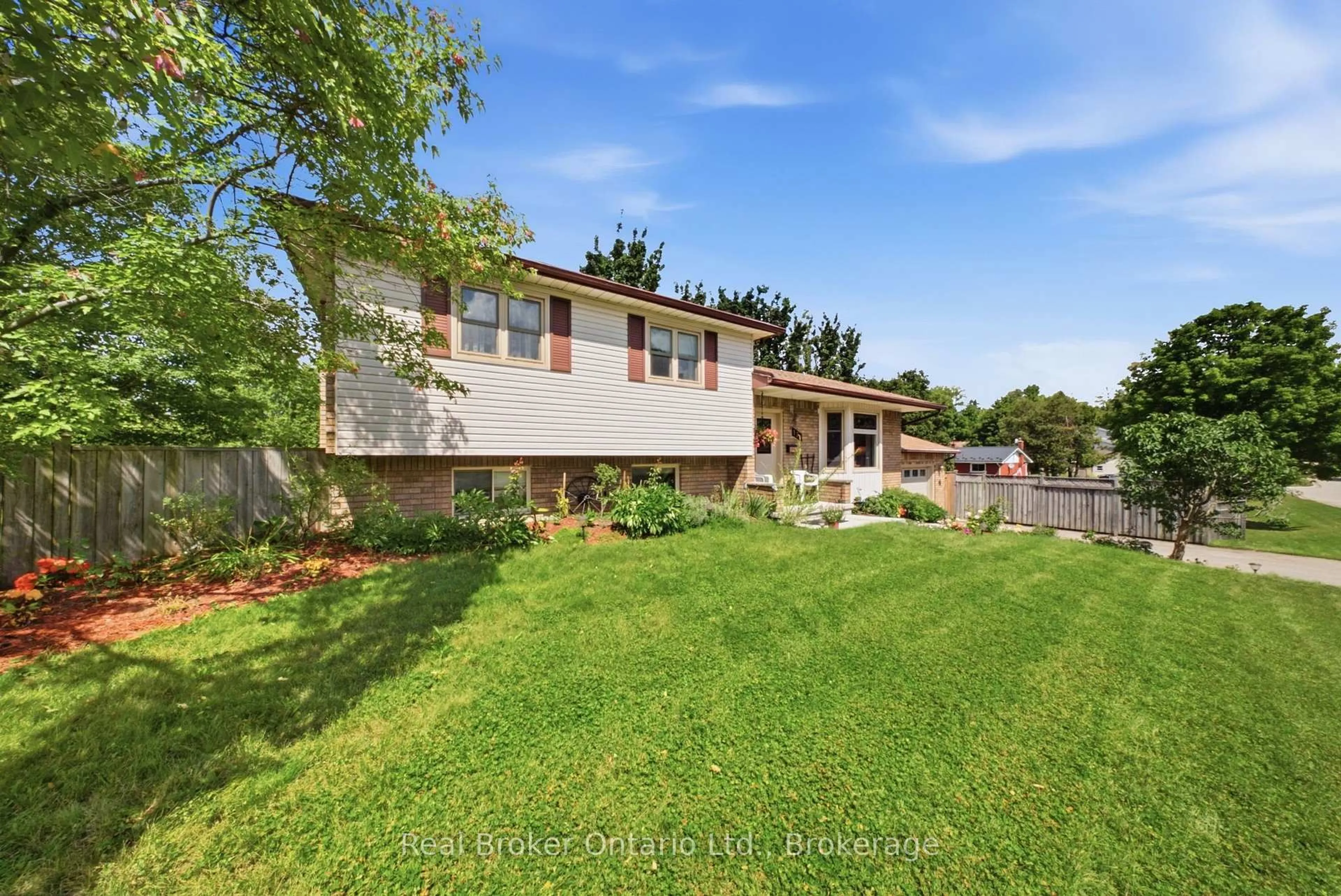 A pic from outside/outdoor area/front of a property/back of a property/a pic from drone, unknown for 134 Frederick St, Guelph/Eramosa Ontario N0B 2K0