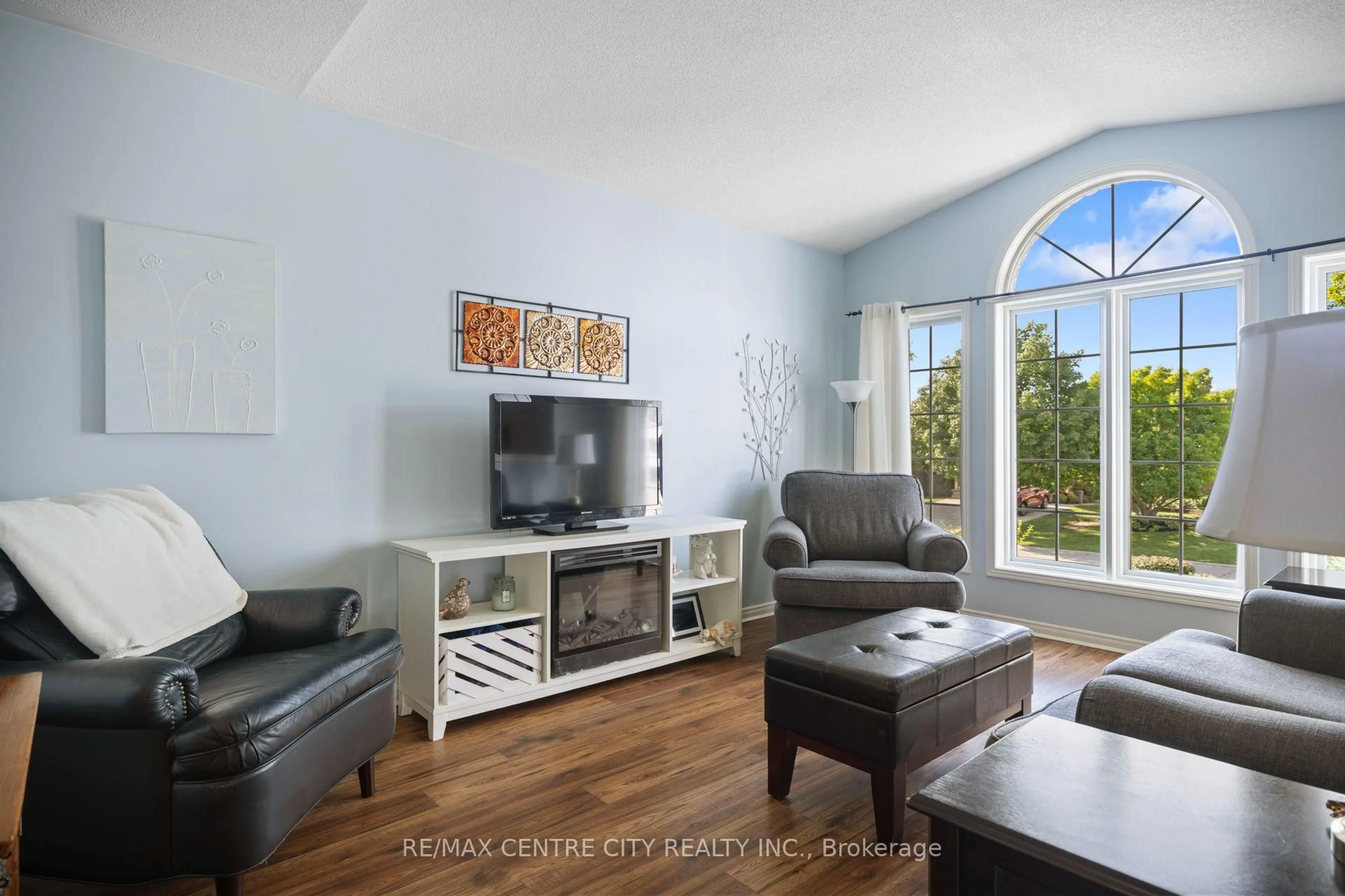 Living room with furniture, unknown for 52 Donker Dr, St. Thomas Ontario N5P 4J1