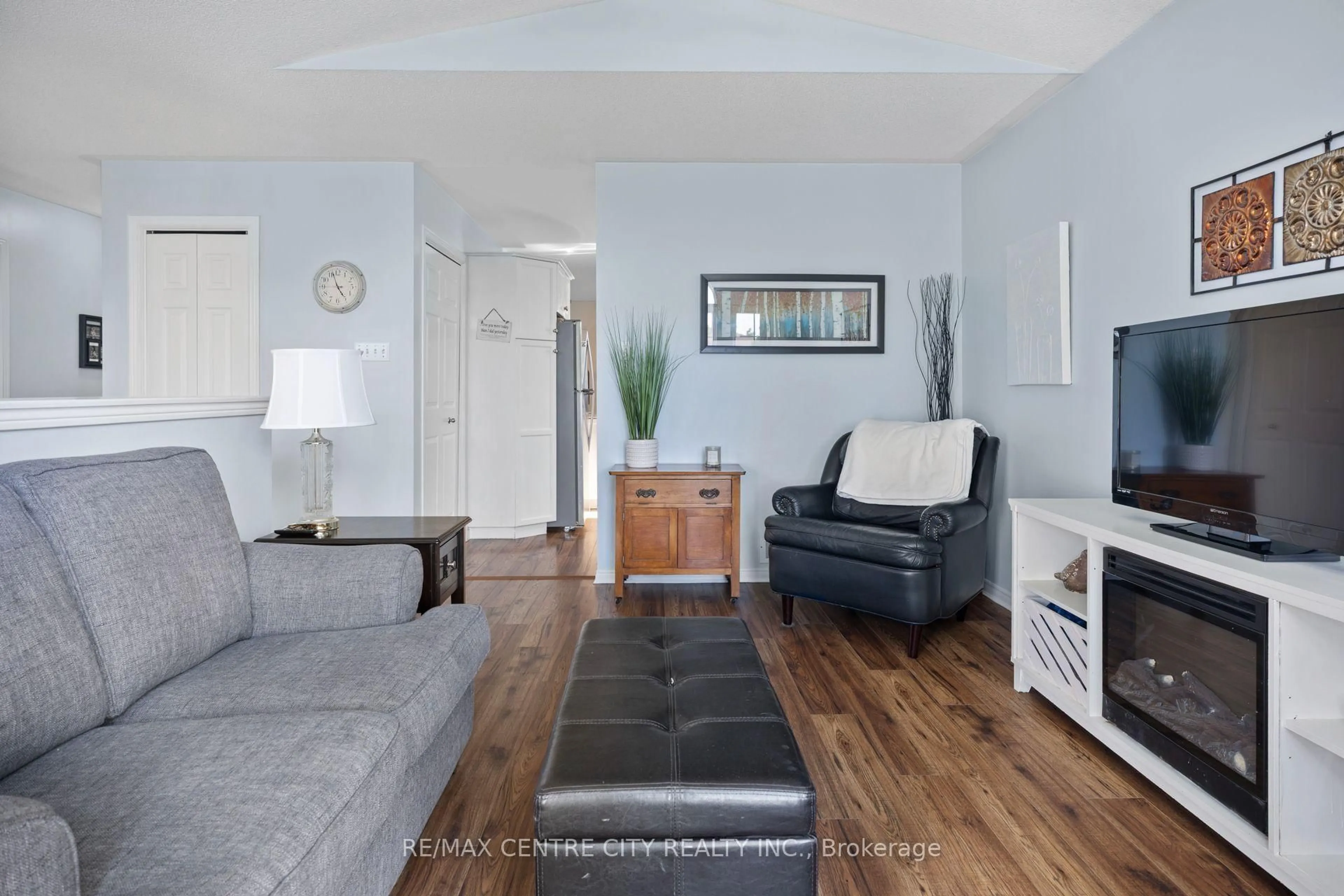 Living room with furniture, unknown for 52 Donker Dr, St. Thomas Ontario N5P 4J1
