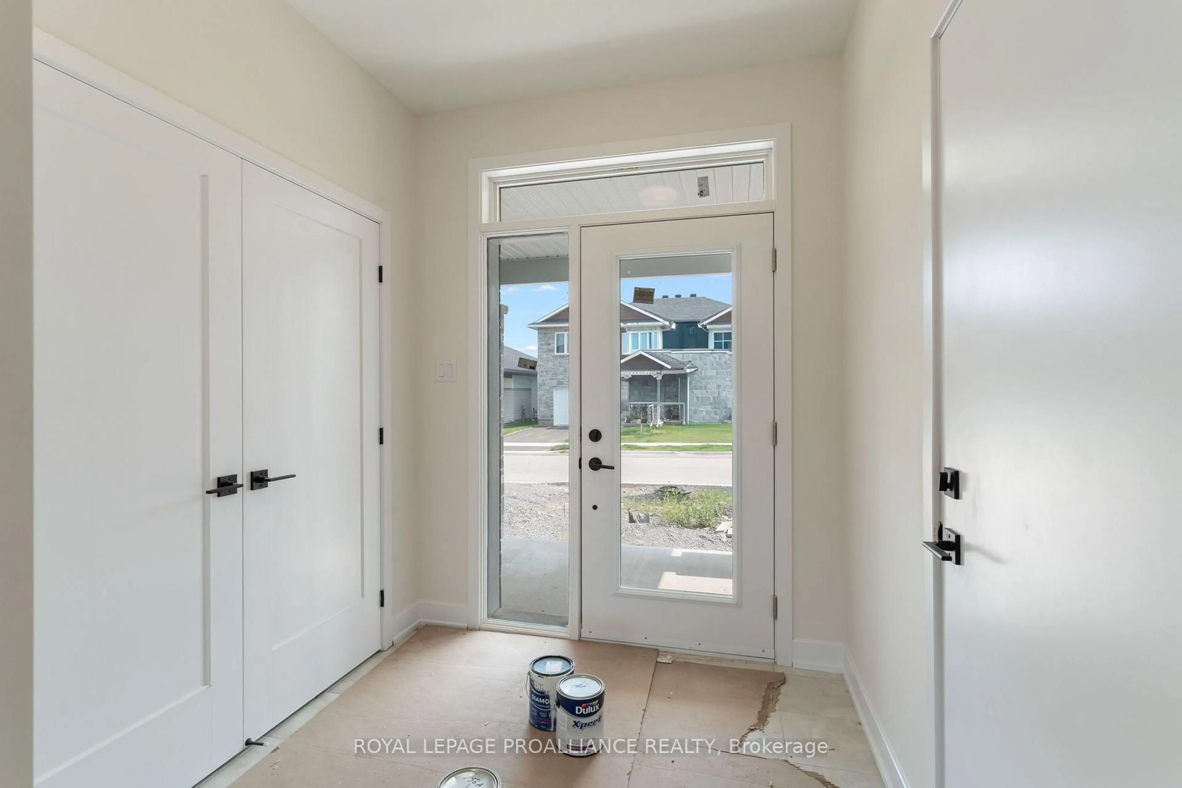 Indoor entryway for 1024 Moore St, Brockville Ontario K6V 0H2