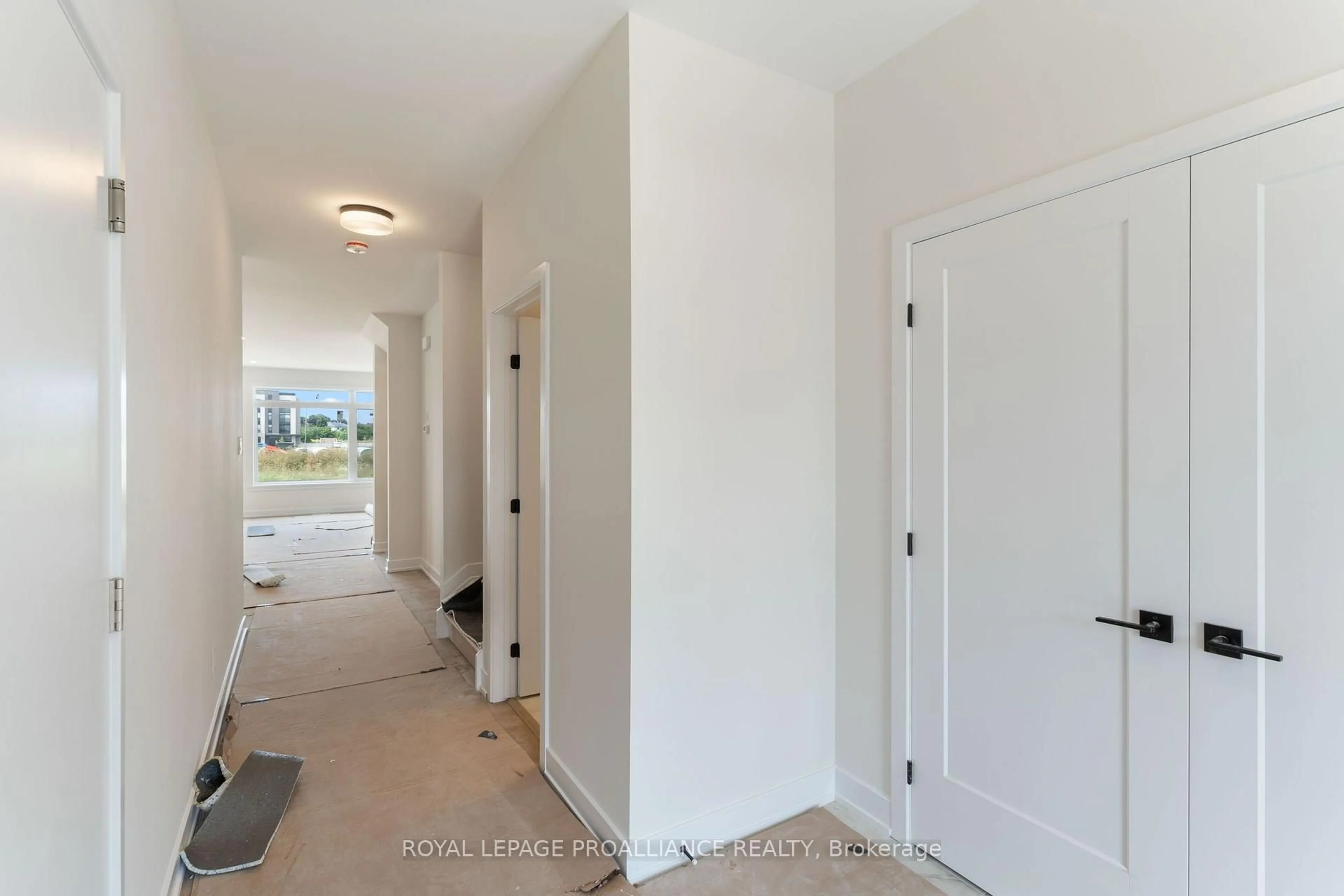 Indoor entryway for 1024 Moore St, Brockville Ontario K6V 0H2