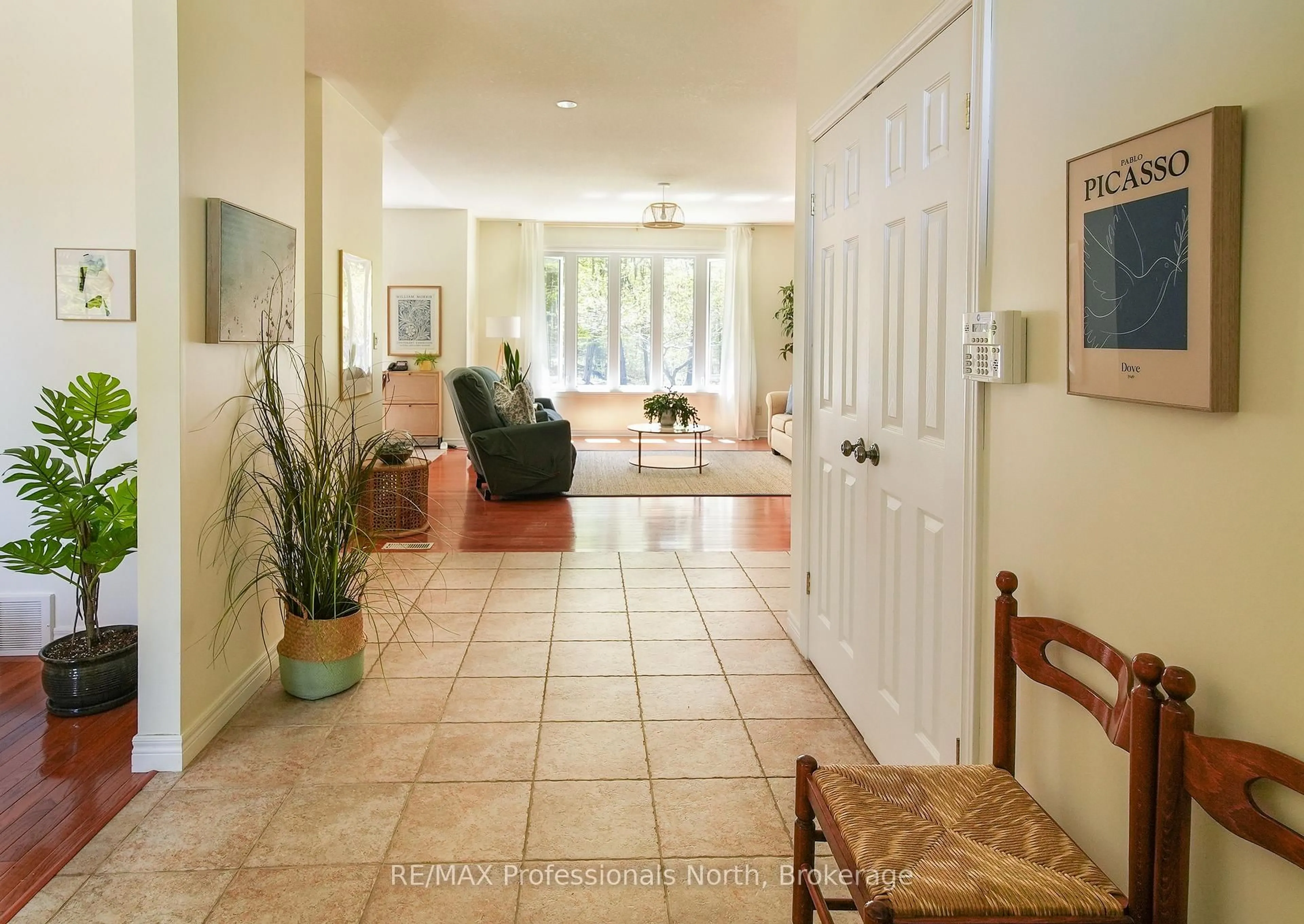 Indoor foyer for 9883 Graham Rd, West Elgin Ontario N0L 2P0