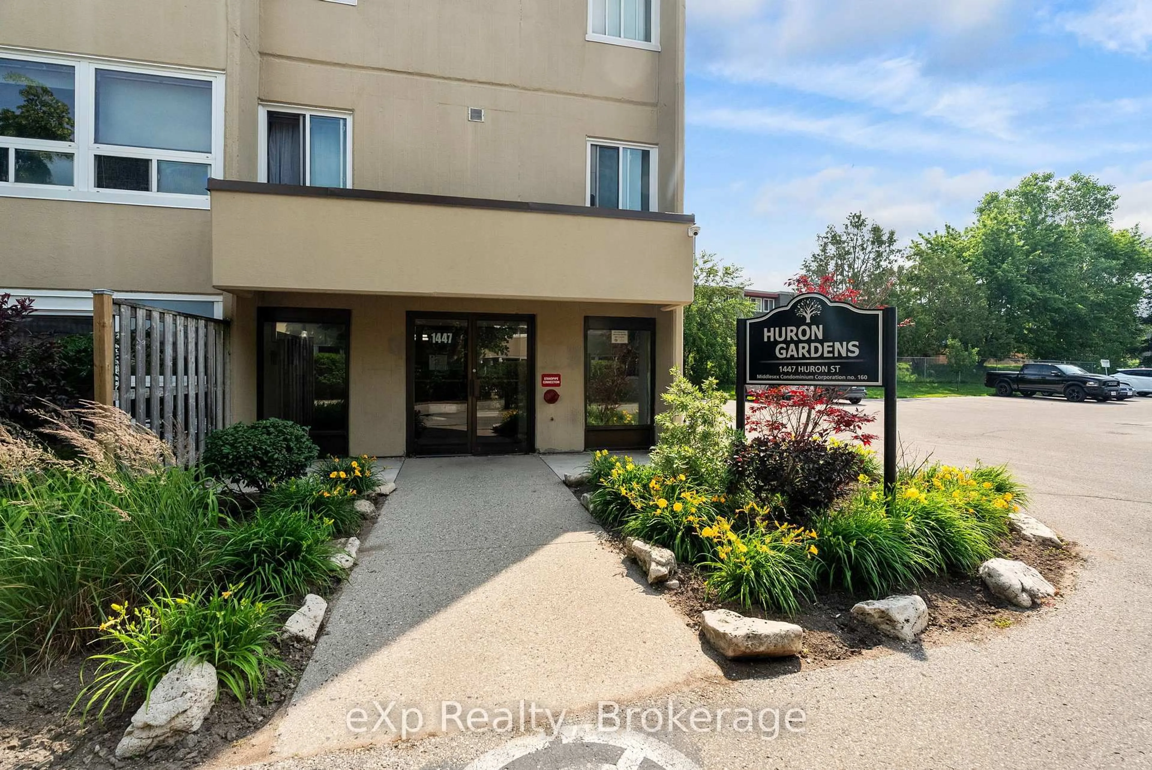 Indoor foyer for 1447 Huron St #220, London East Ontario N5V 2E6