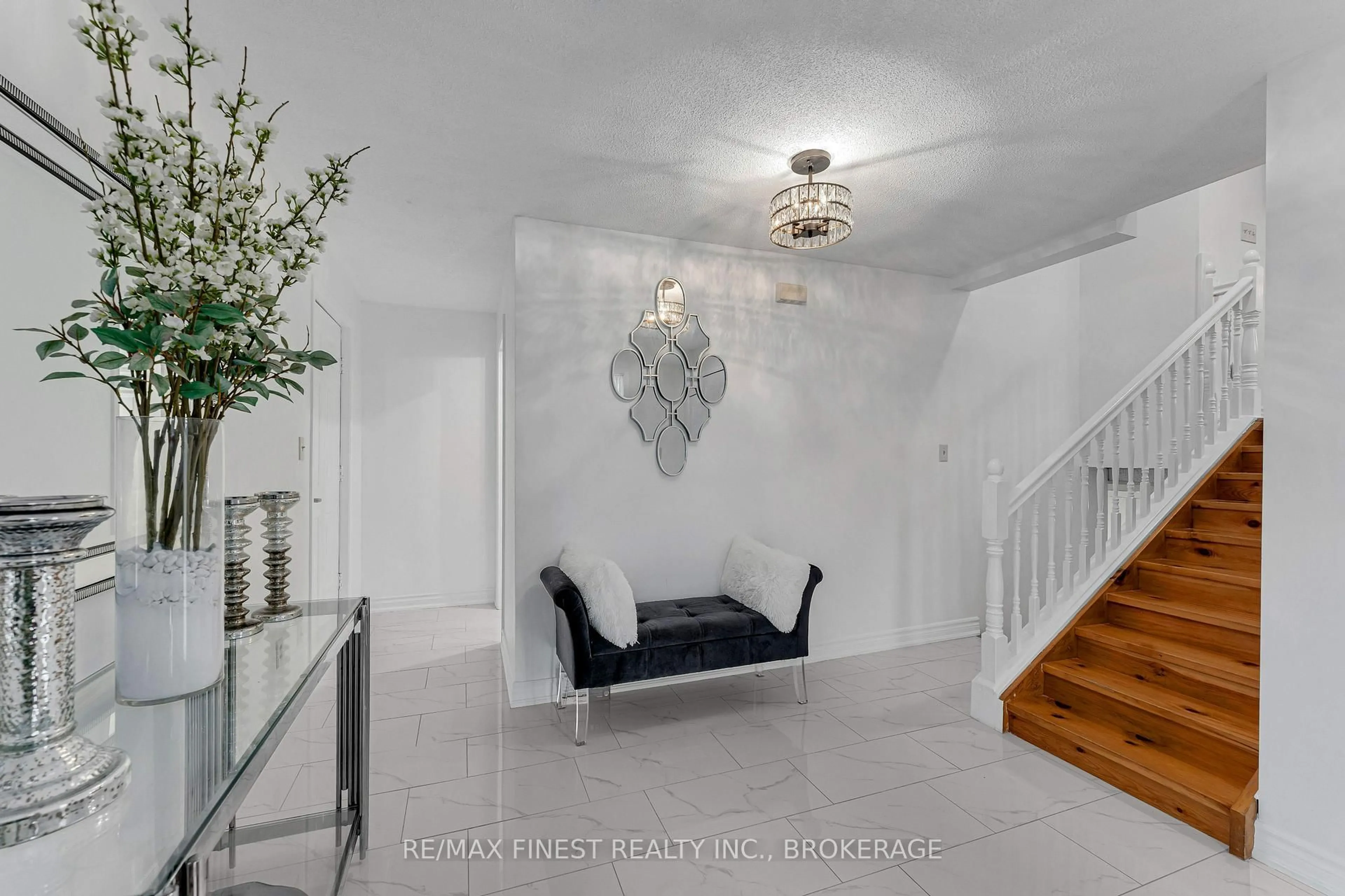Indoor entryway for 318 French Settlement Rd, Tweed Ontario K0K 3J0