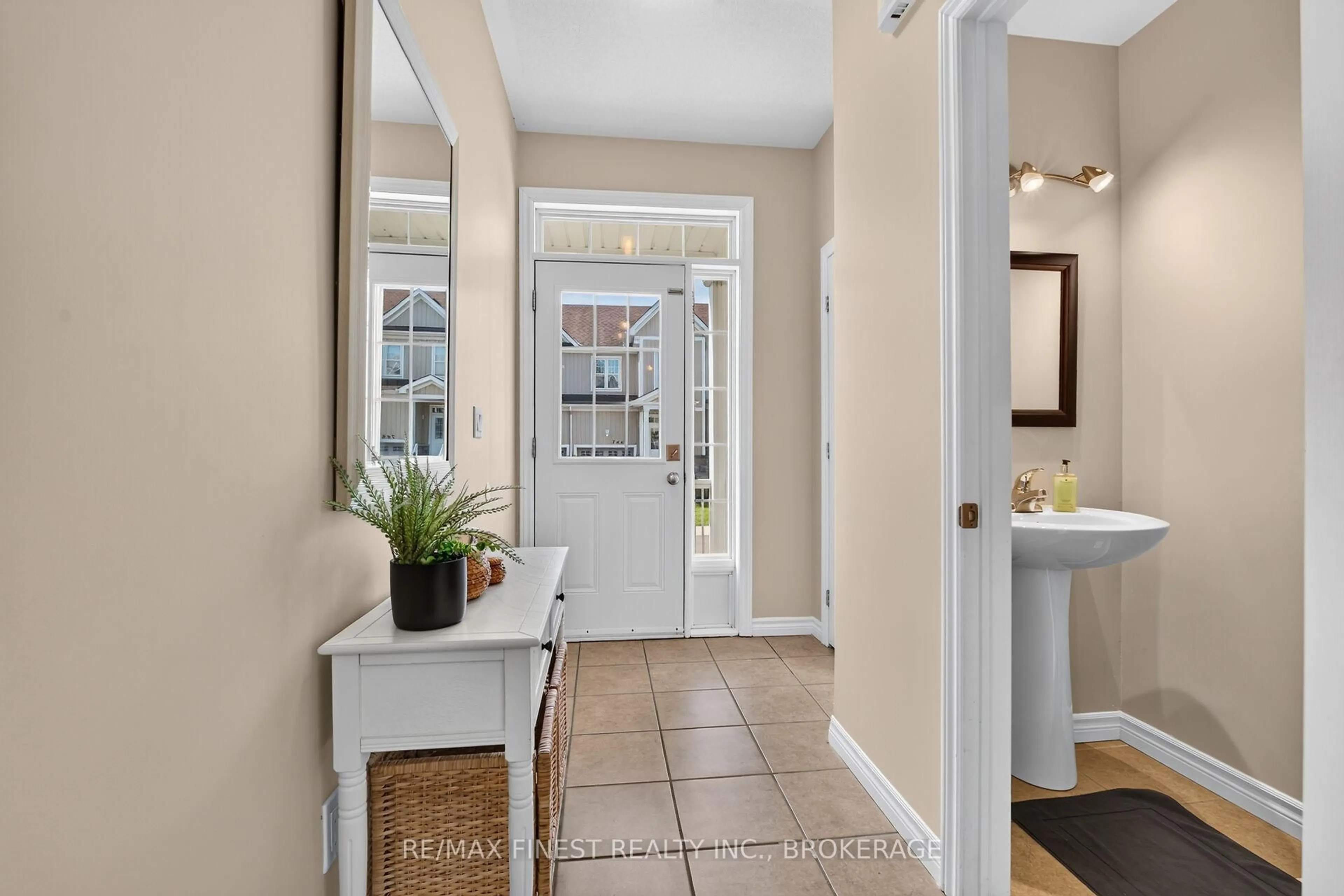 Indoor entryway for 767 Newmarket Lane, Kingston Ontario K7K 0C8