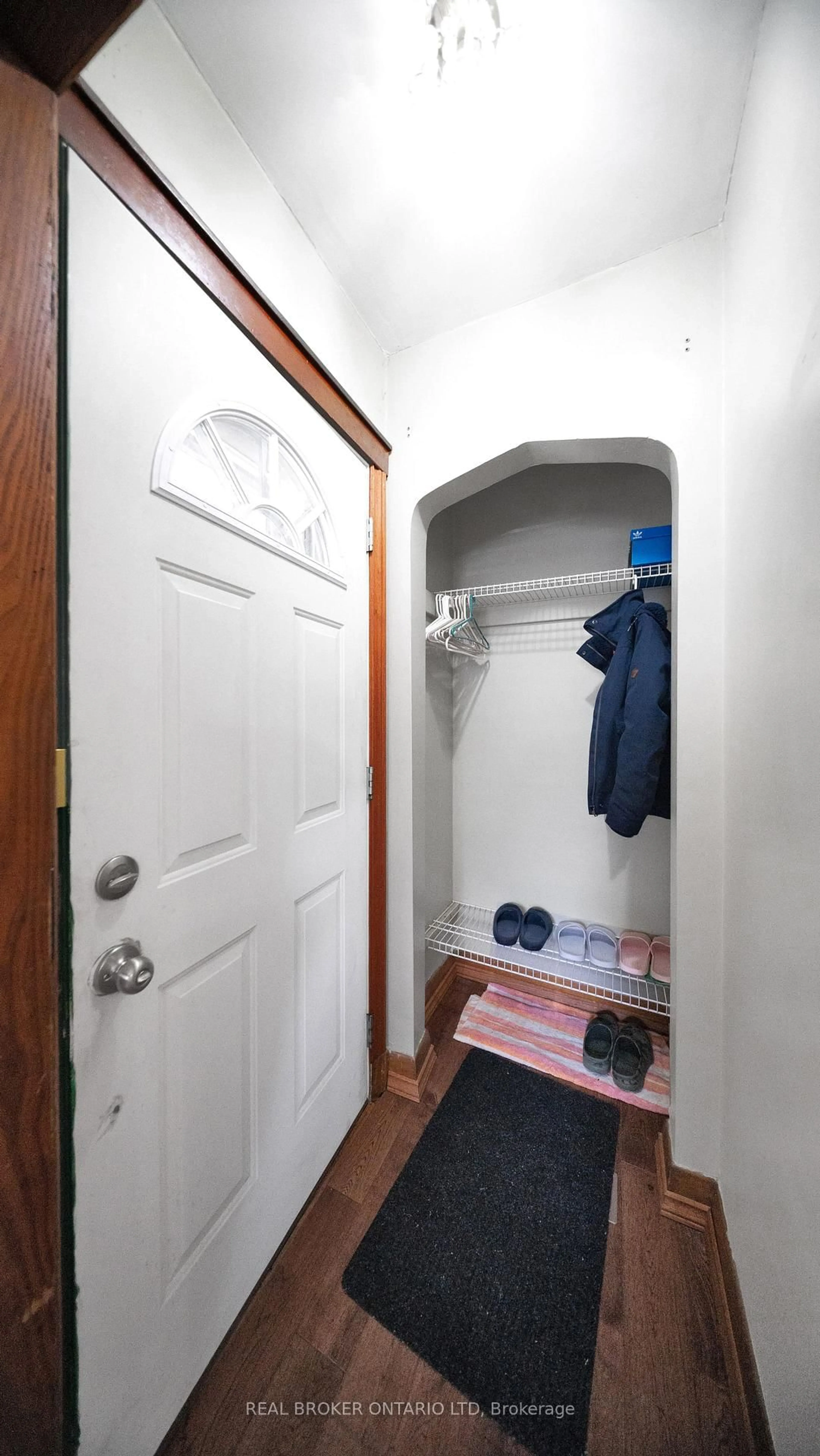 Indoor entryway for 74 Sterling St, London East Ontario N5Y 1Y7