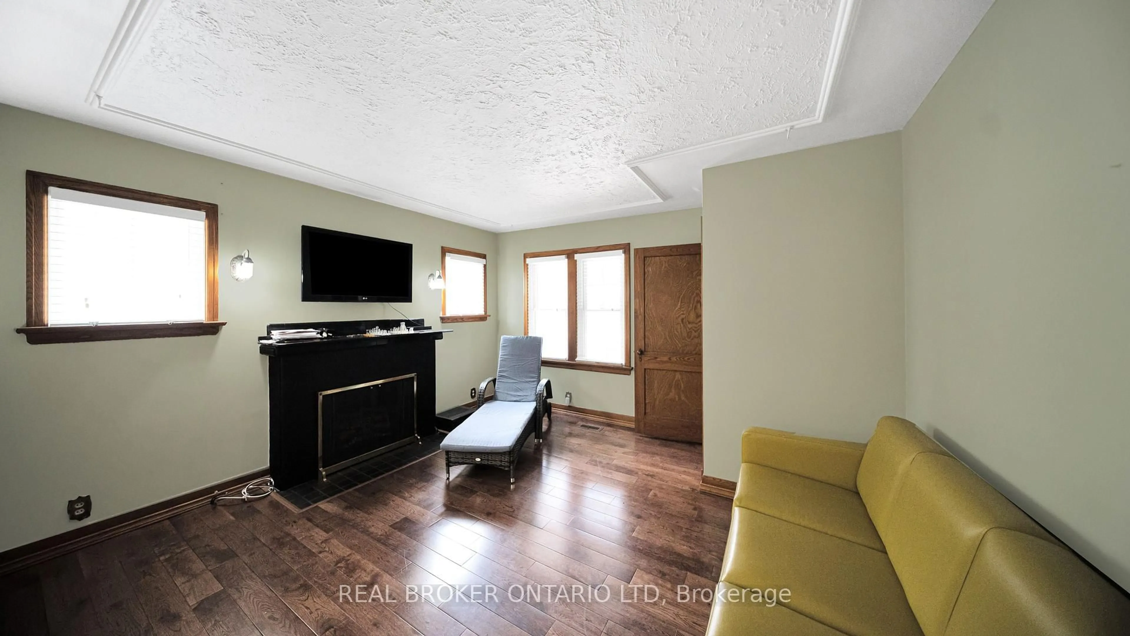 Unknown for 74 Sterling St, London East Ontario N5Y 1Y7