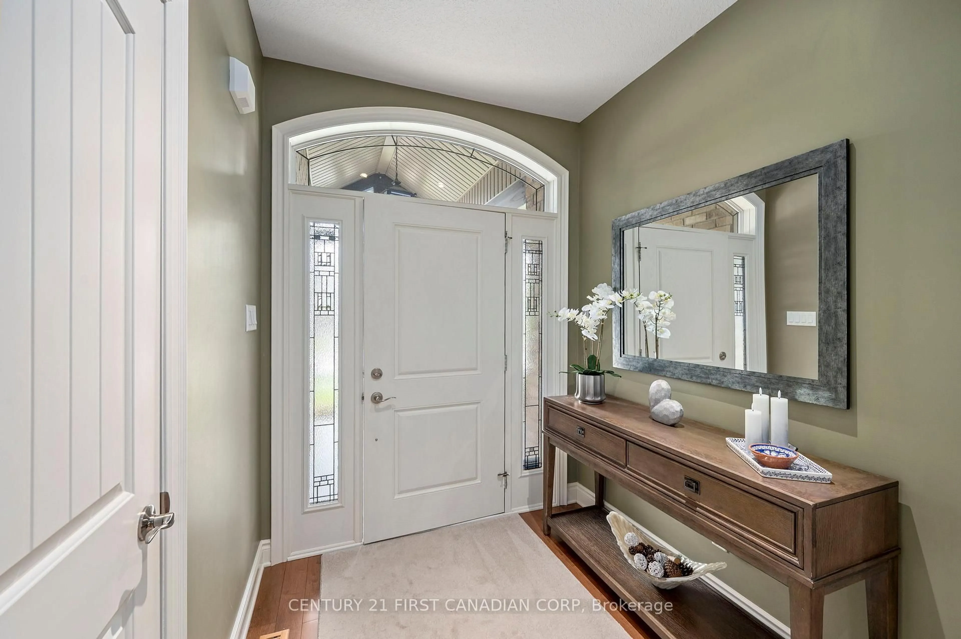 Indoor entryway for 286 Dufferin St, Central Elgin Ontario N0L 1B0