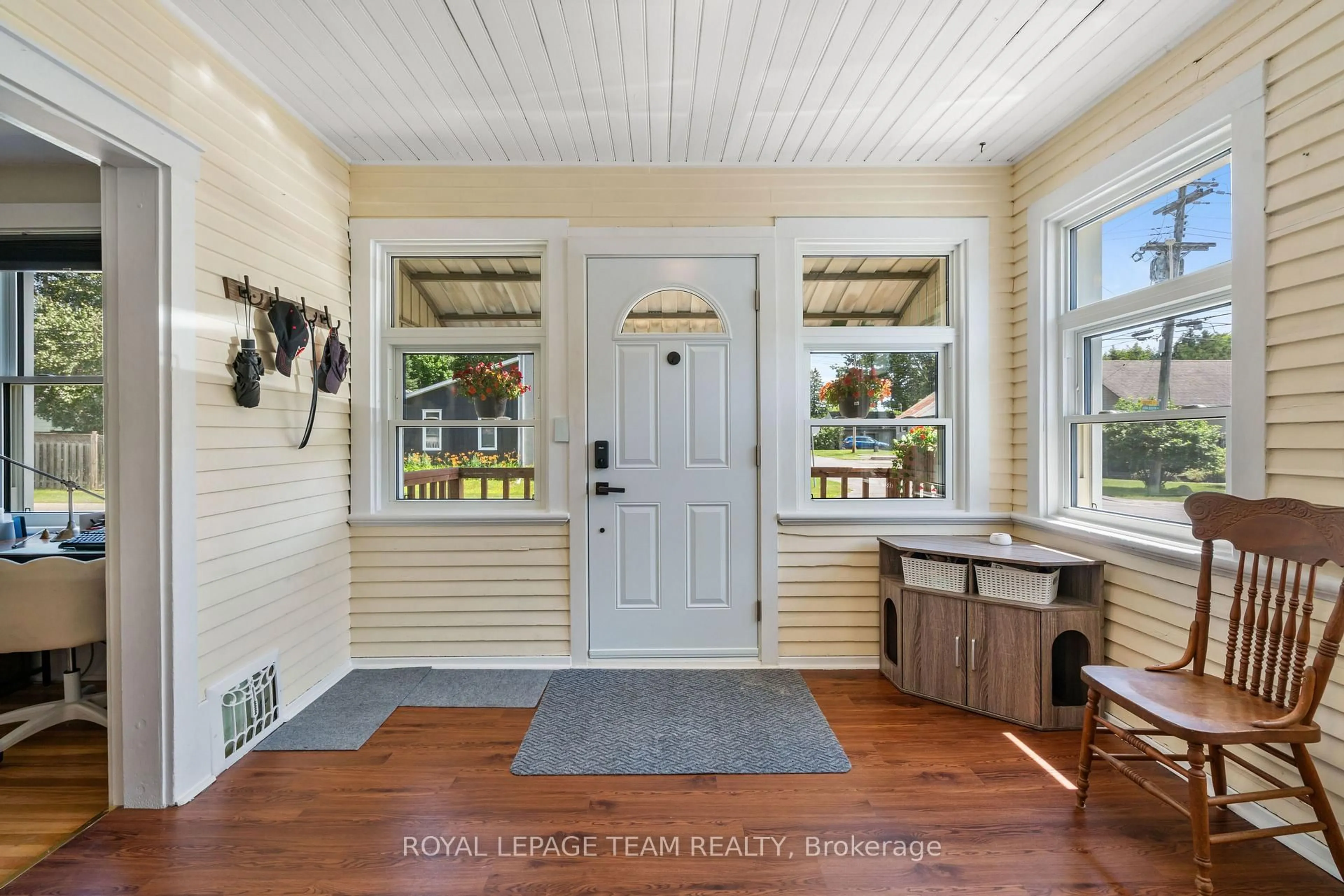 Indoor entryway for 301 Oxford St, North Grenville Ontario K0G 1J0