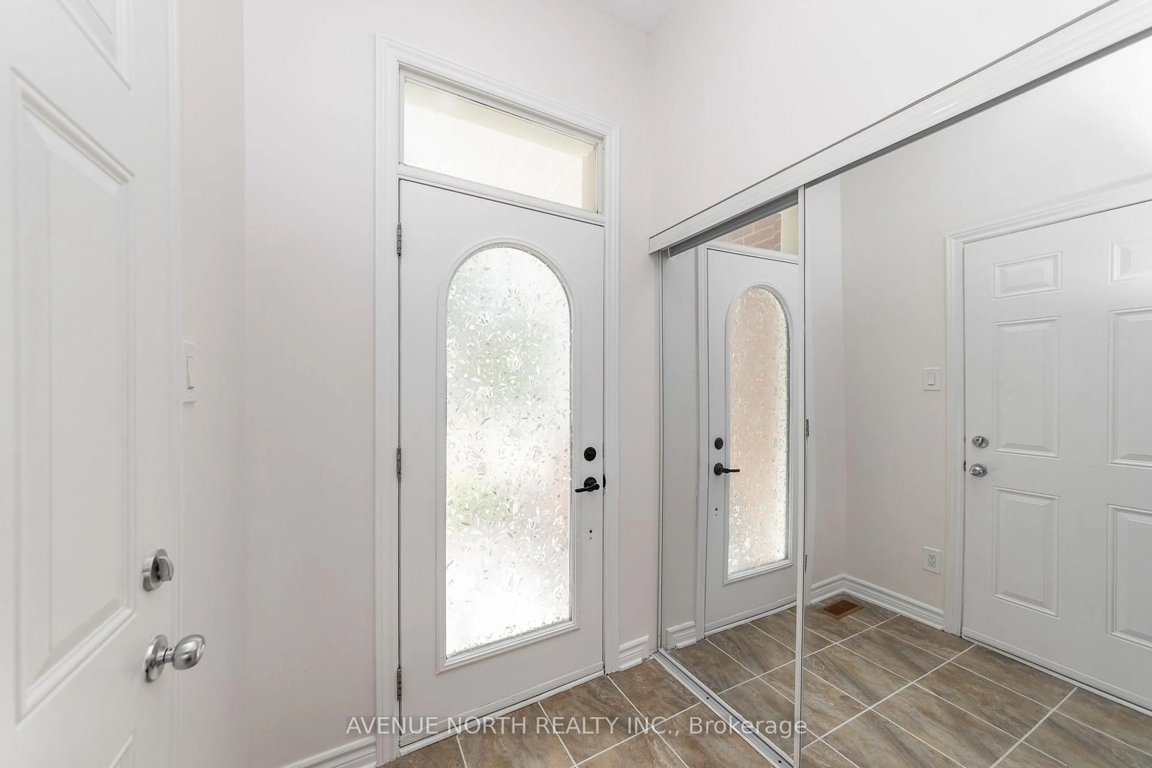 Indoor entryway for 205 Hidden Meadow Ave, Ottawa Ontario K1T 0C2