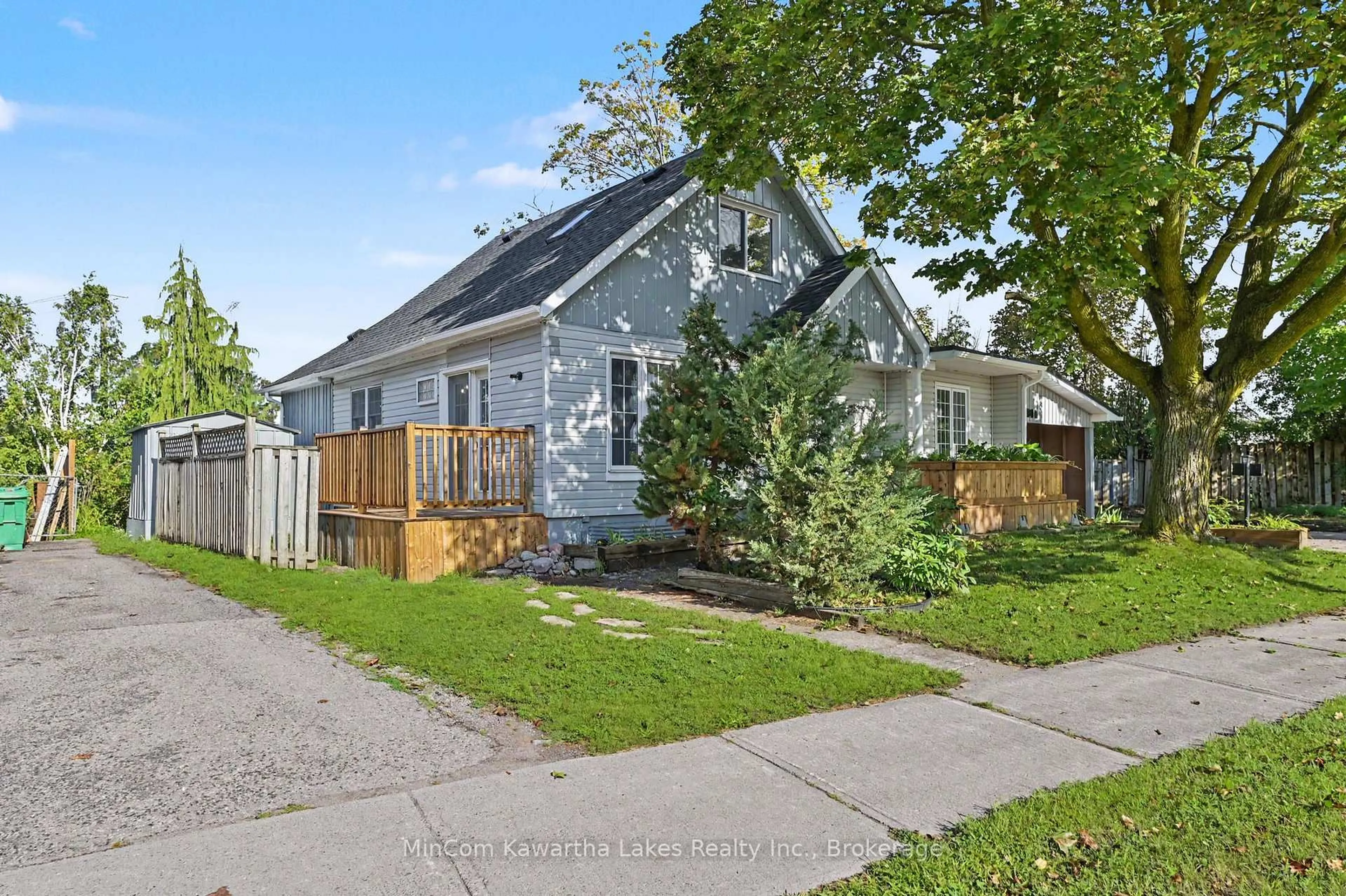 Home with vinyl exterior material, street for 811 Morphet Ave, Peterborough Ontario K9J 2X7