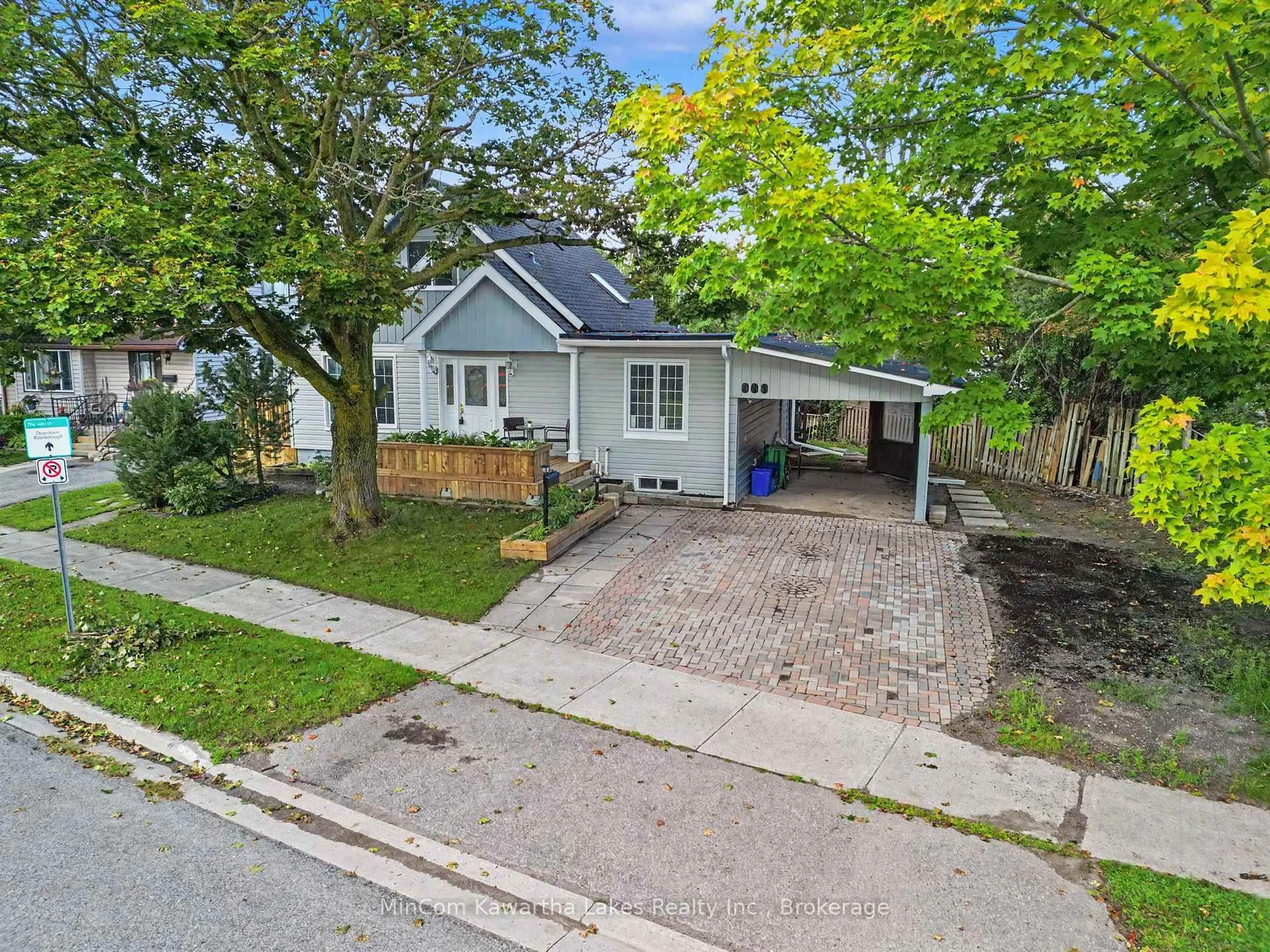 A pic from outside/outdoor area/front of a property/back of a property/a pic from drone, street for 811 Morphet Ave, Peterborough Ontario K9J 2X7