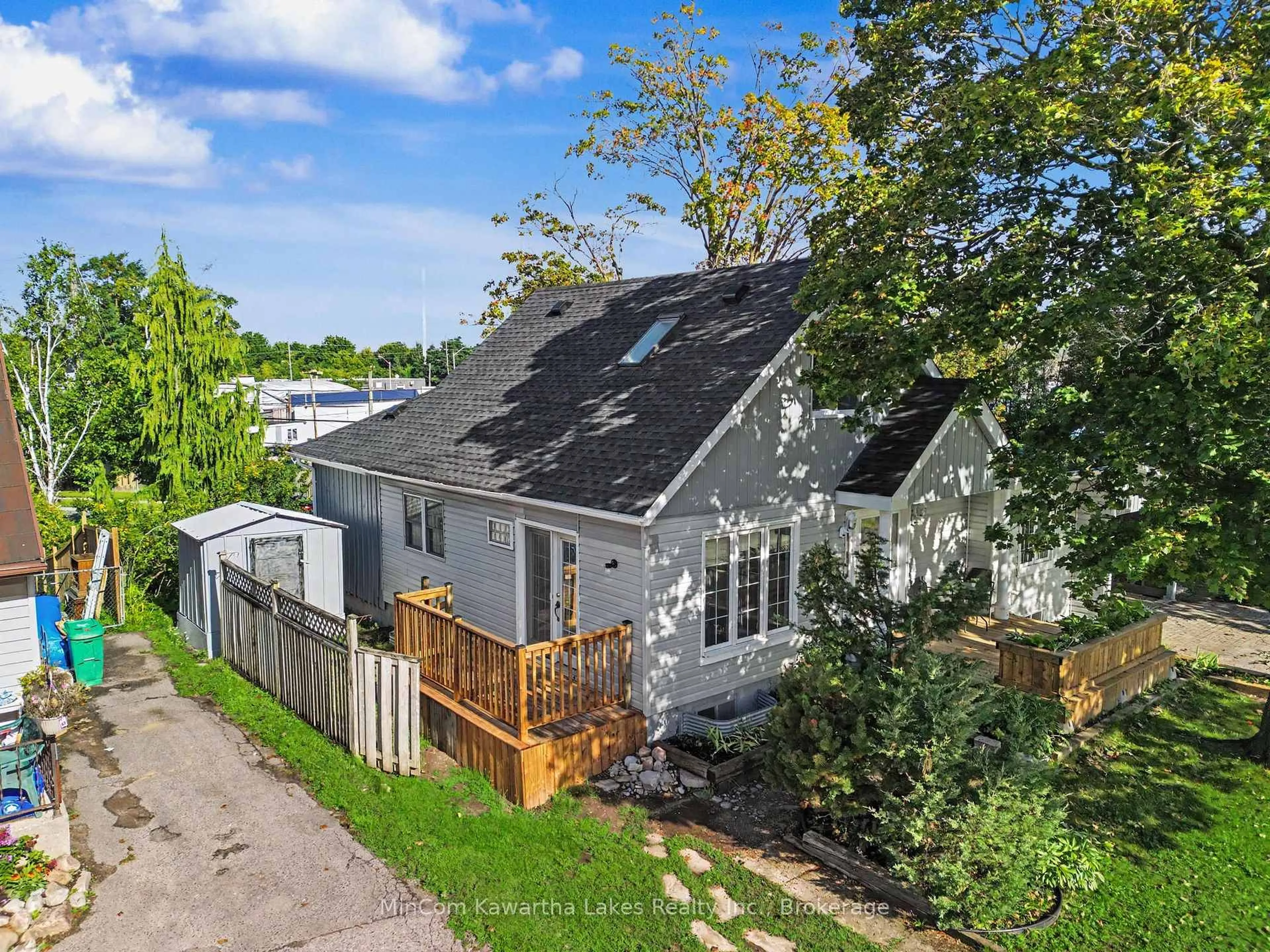 A pic from outside/outdoor area/front of a property/back of a property/a pic from drone, street for 811 Morphet Ave, Peterborough Ontario K9J 2X7