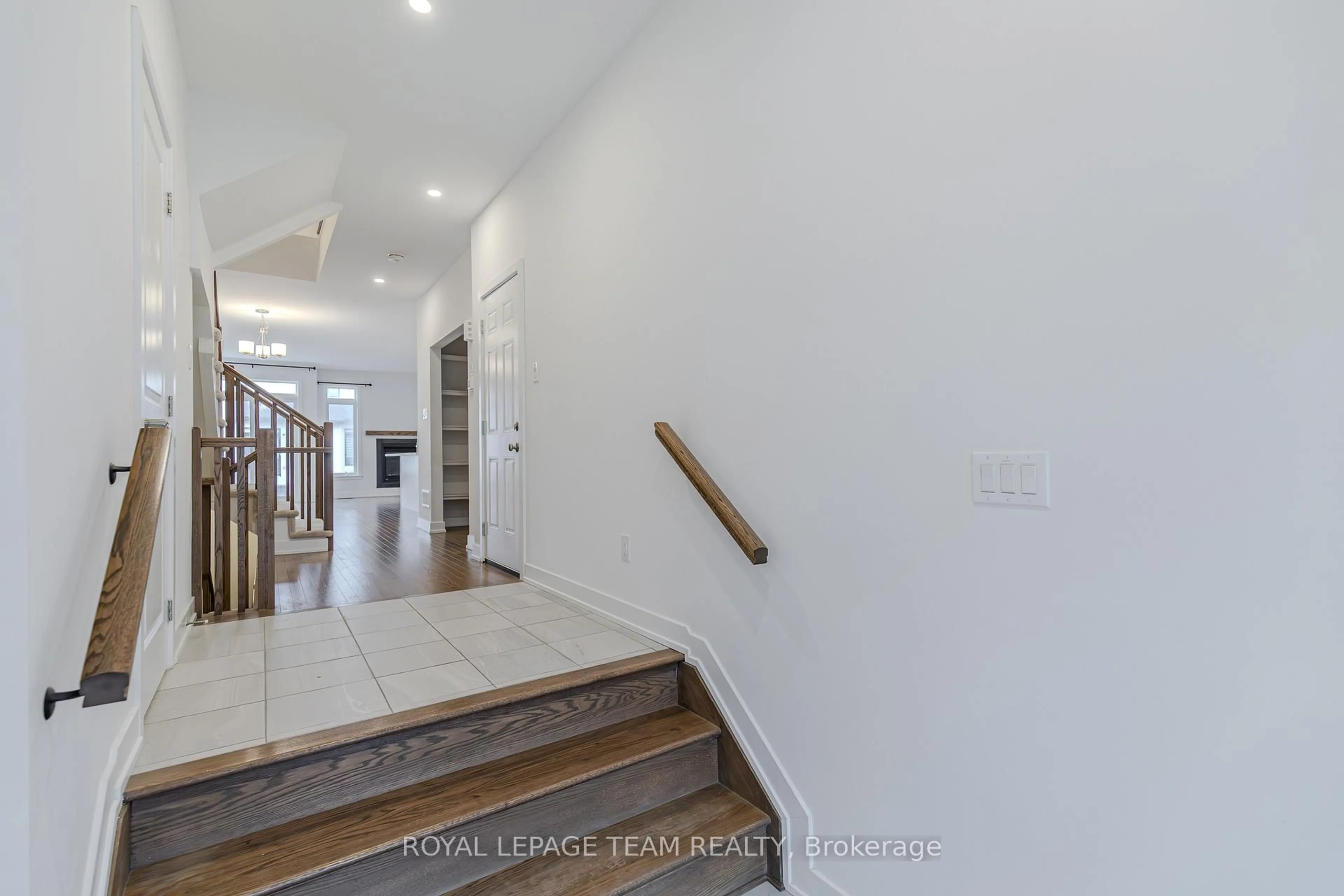 Indoor foyer for 867 Anciano Cres, Stittsville Ontario K2S 2R8