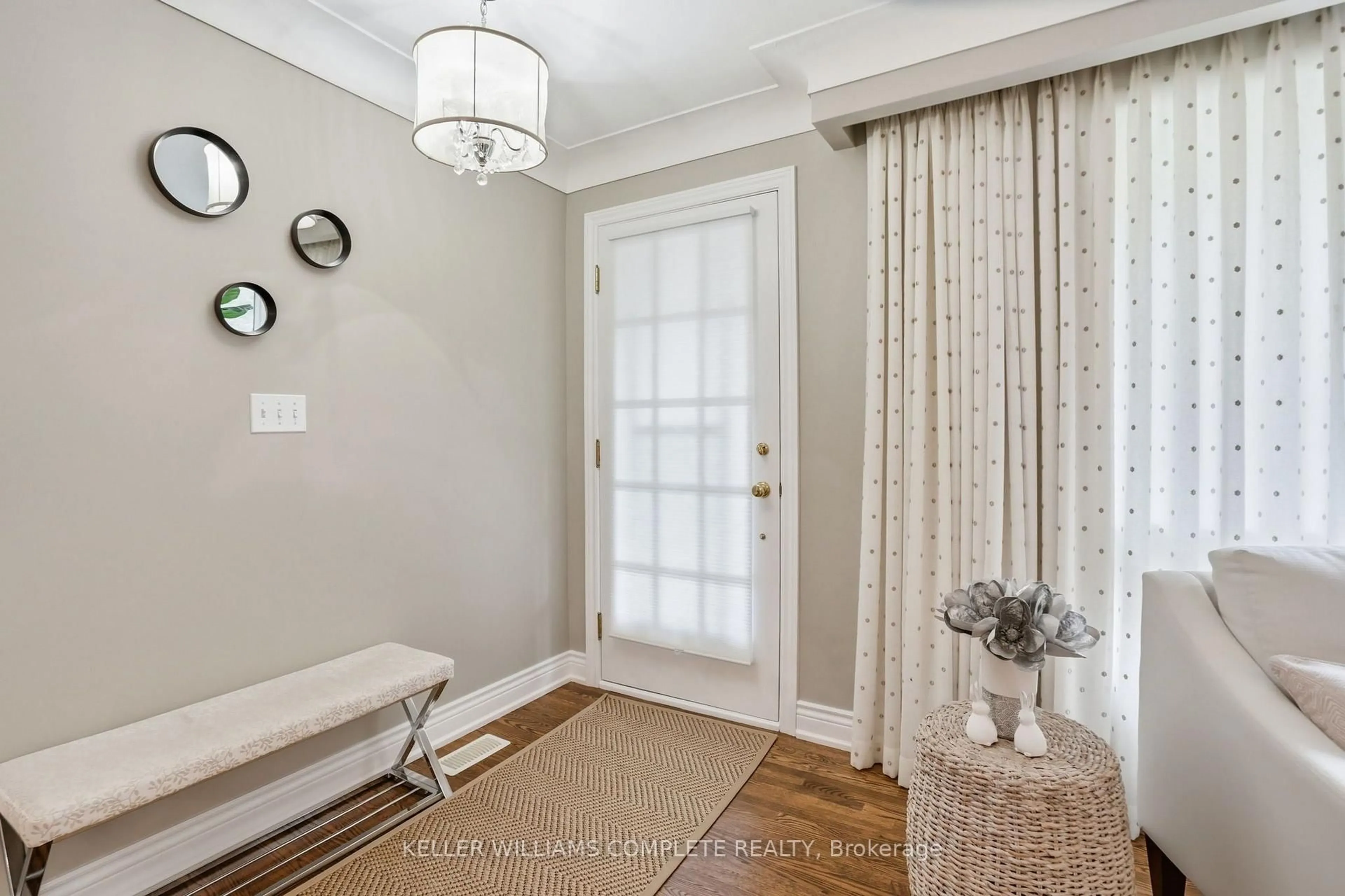 Indoor entryway for 238 Seminole Rd, Hamilton Ontario L9G 1Y9