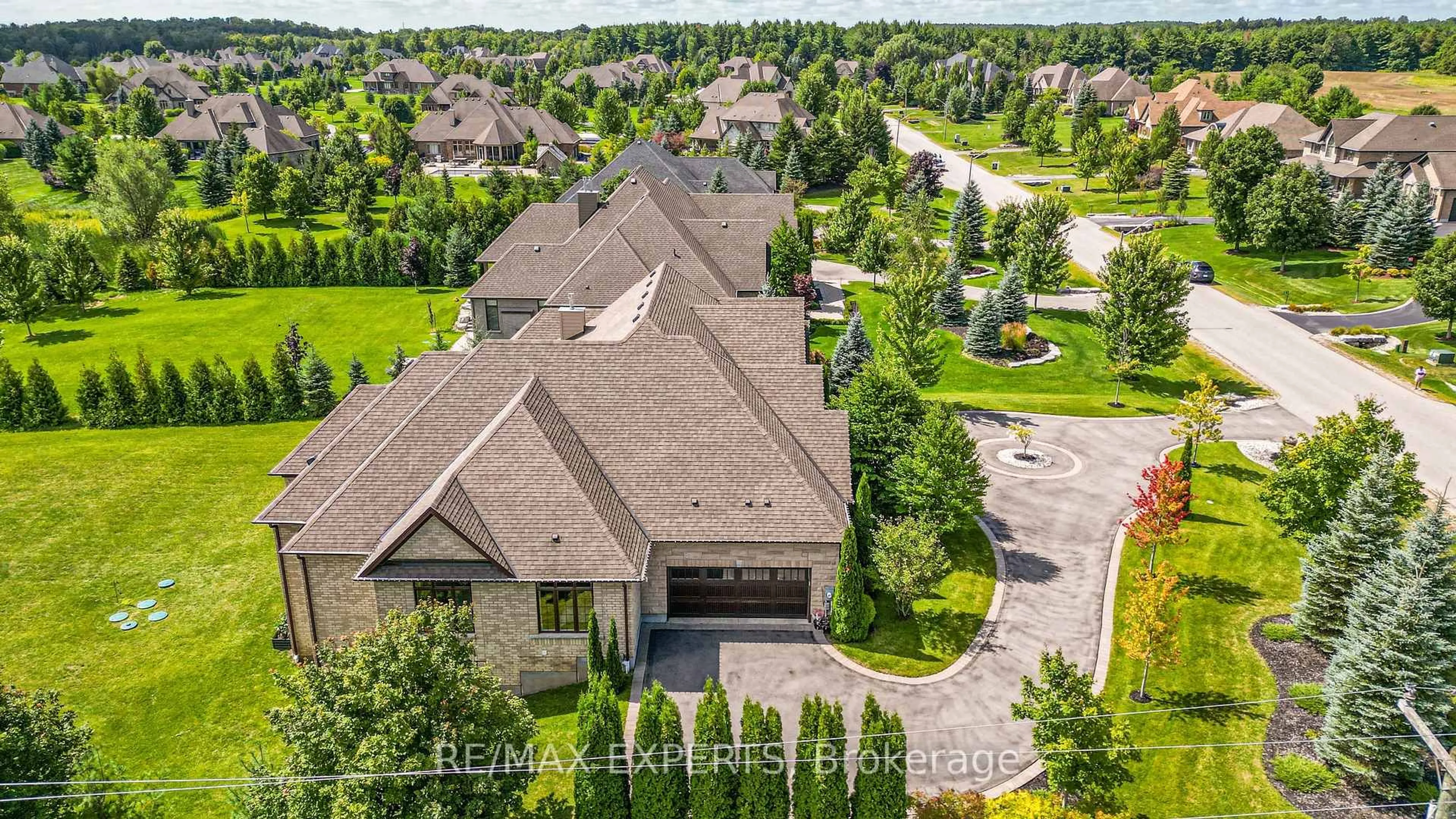 A pic from outside/outdoor area/front of a property/back of a property/a pic from drone, street for 10 Old Ruby Lane, Puslinch Ontario N0B 2J0