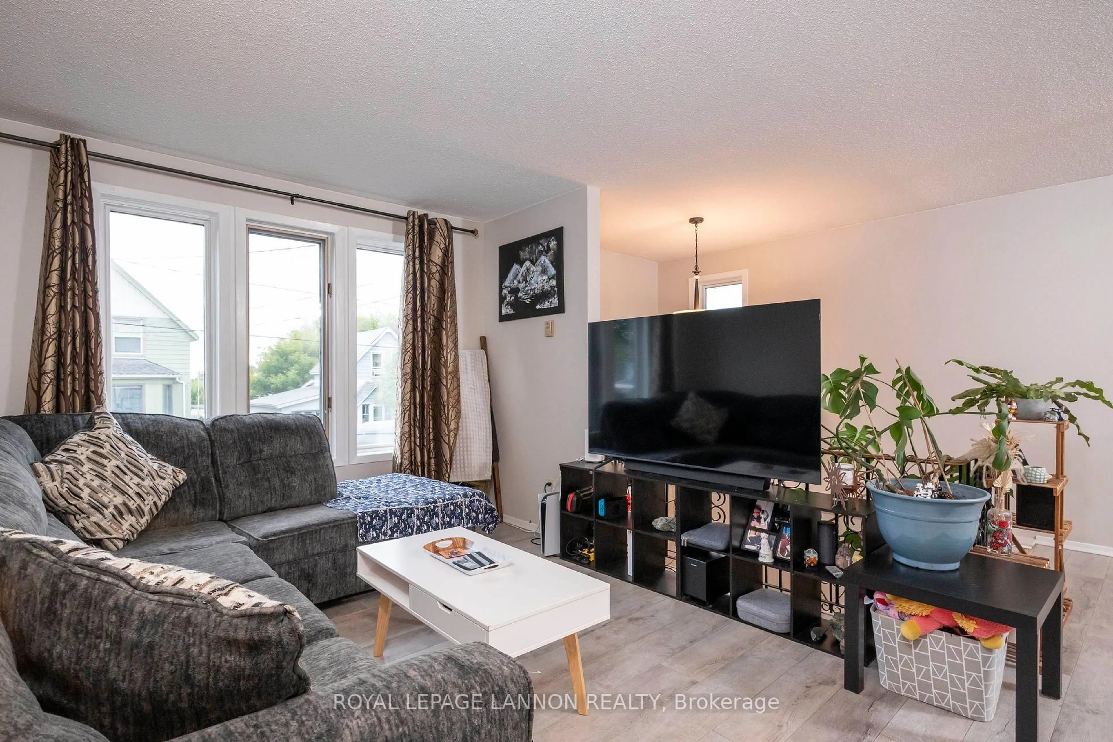 Living room with furniture, wood/laminate floor for 80 Peter St, Thunder Bay Ontario P7A 5H3