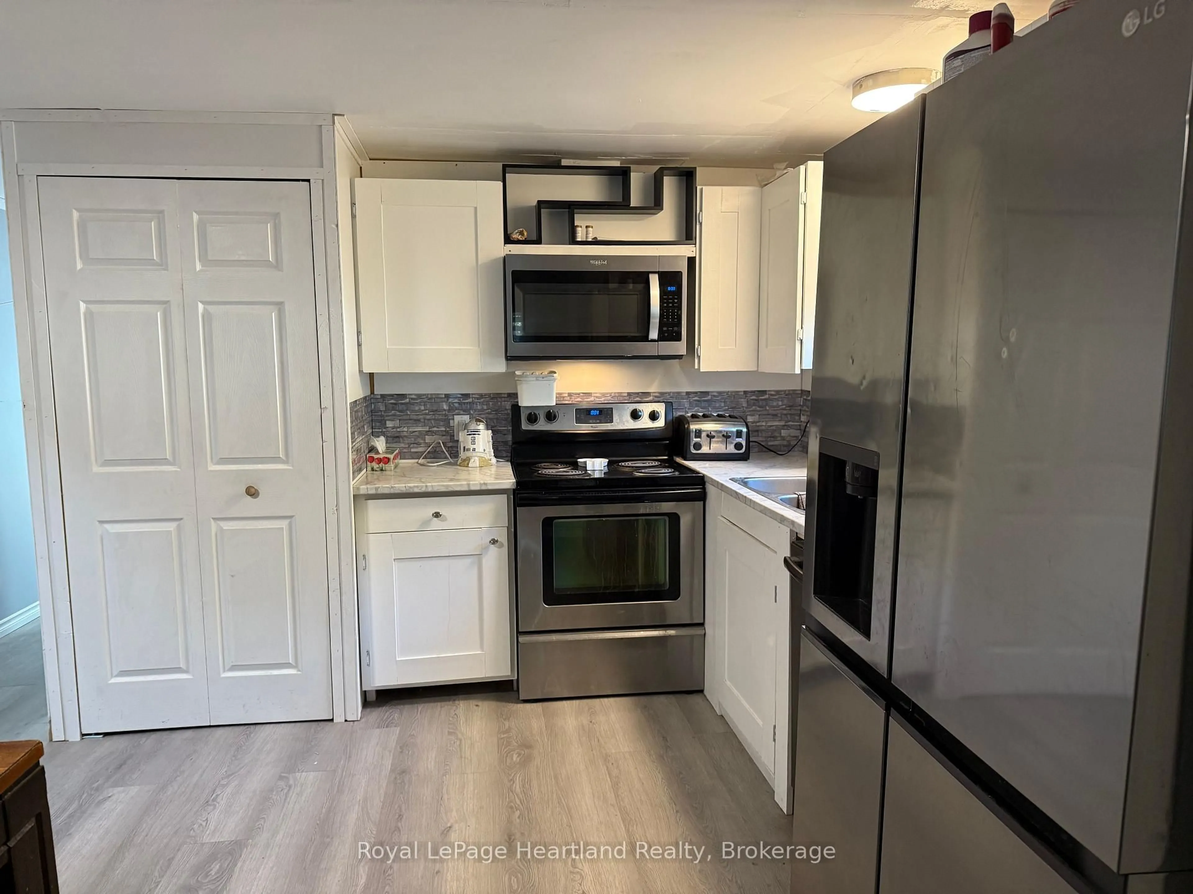 Standard kitchen, unknown for 75049 Hensall Rd, Huron East Ontario N0K 1W0