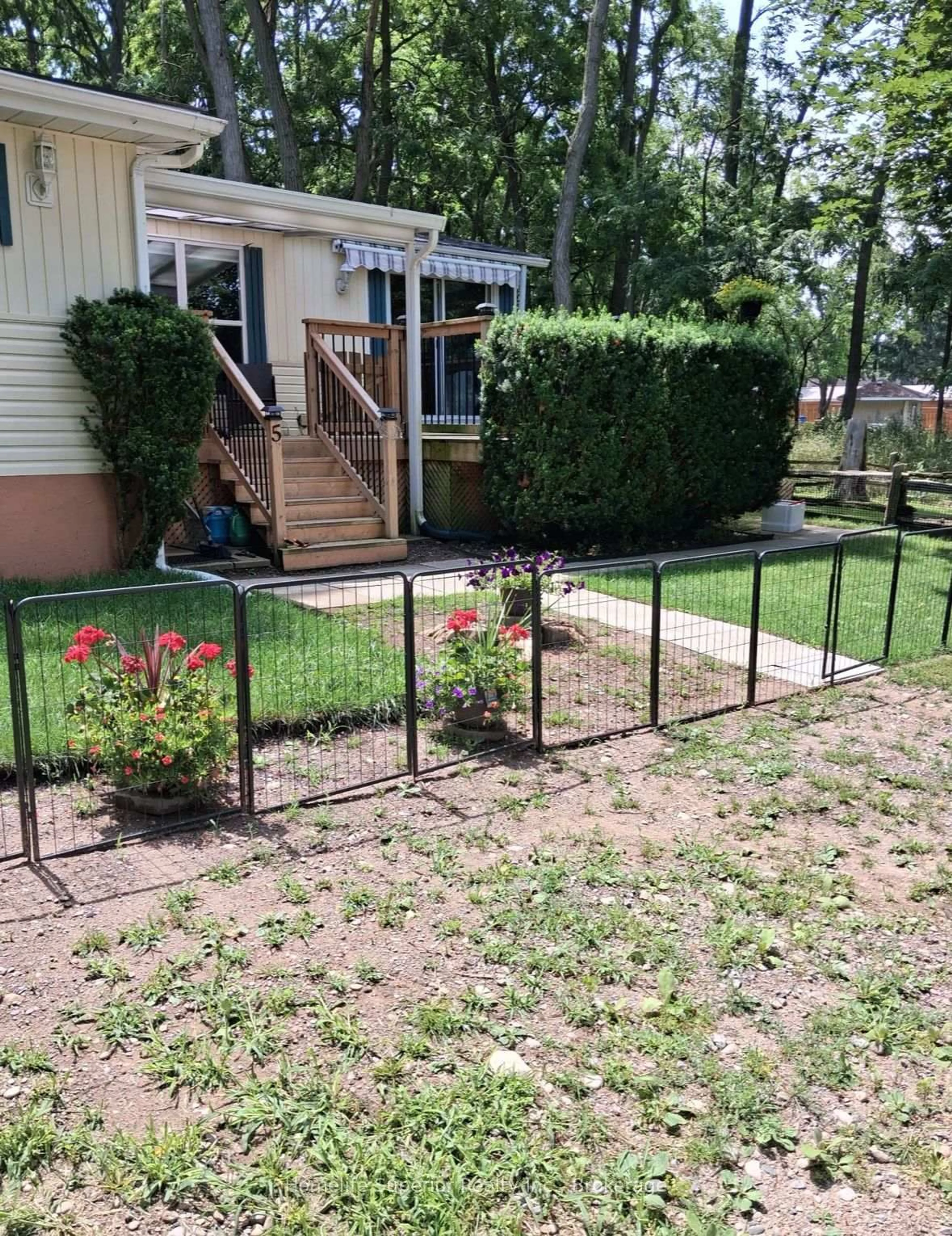 Patio, street for 485-5139 Halstead Beach Rd #5, Hamilton Township Ontario K0L 1E0