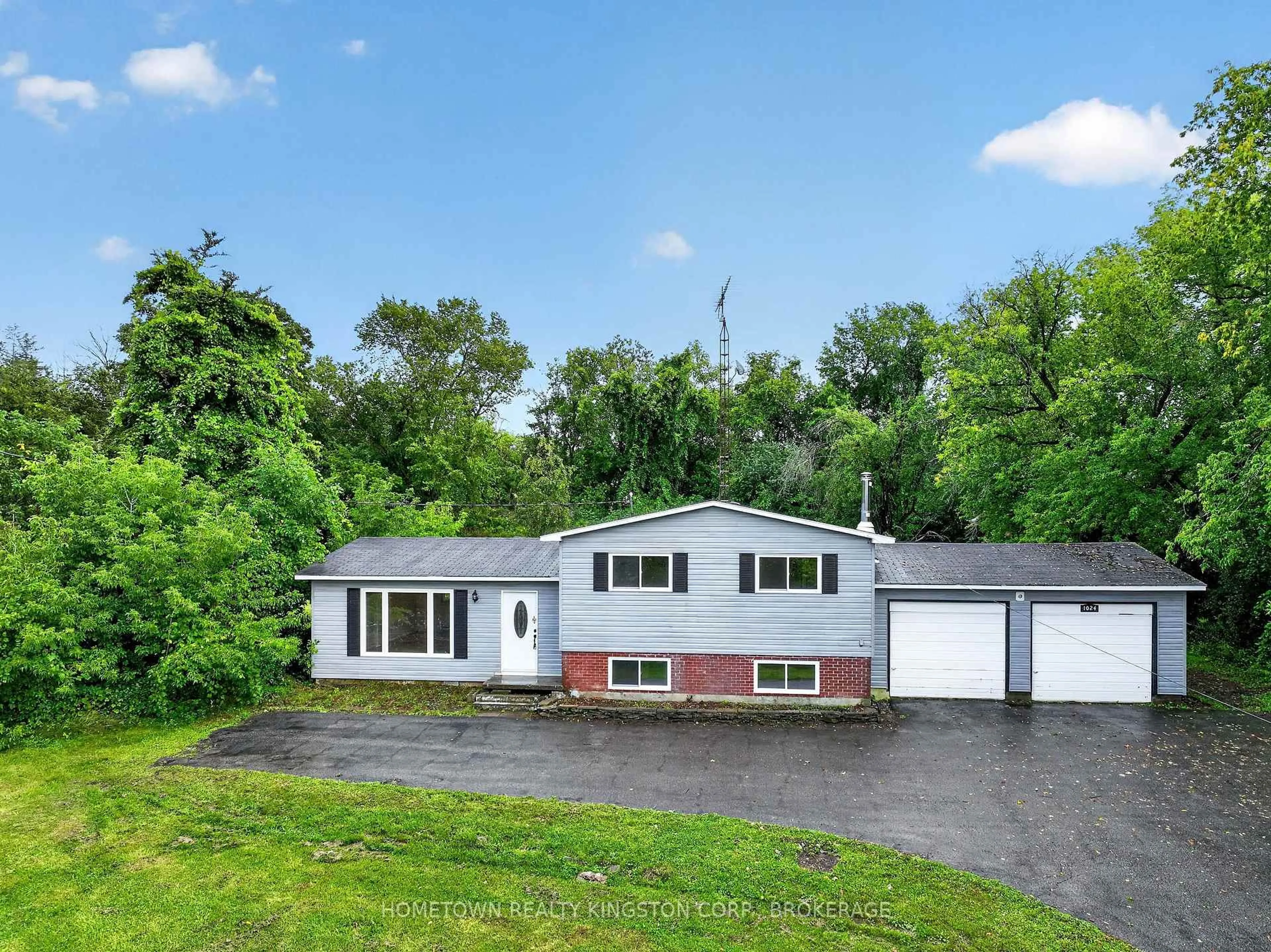A pic from outside/outdoor area/front of a property/back of a property/a pic from drone, street for 1024 South Shore Rd, Napanee Ontario K7R 3K7