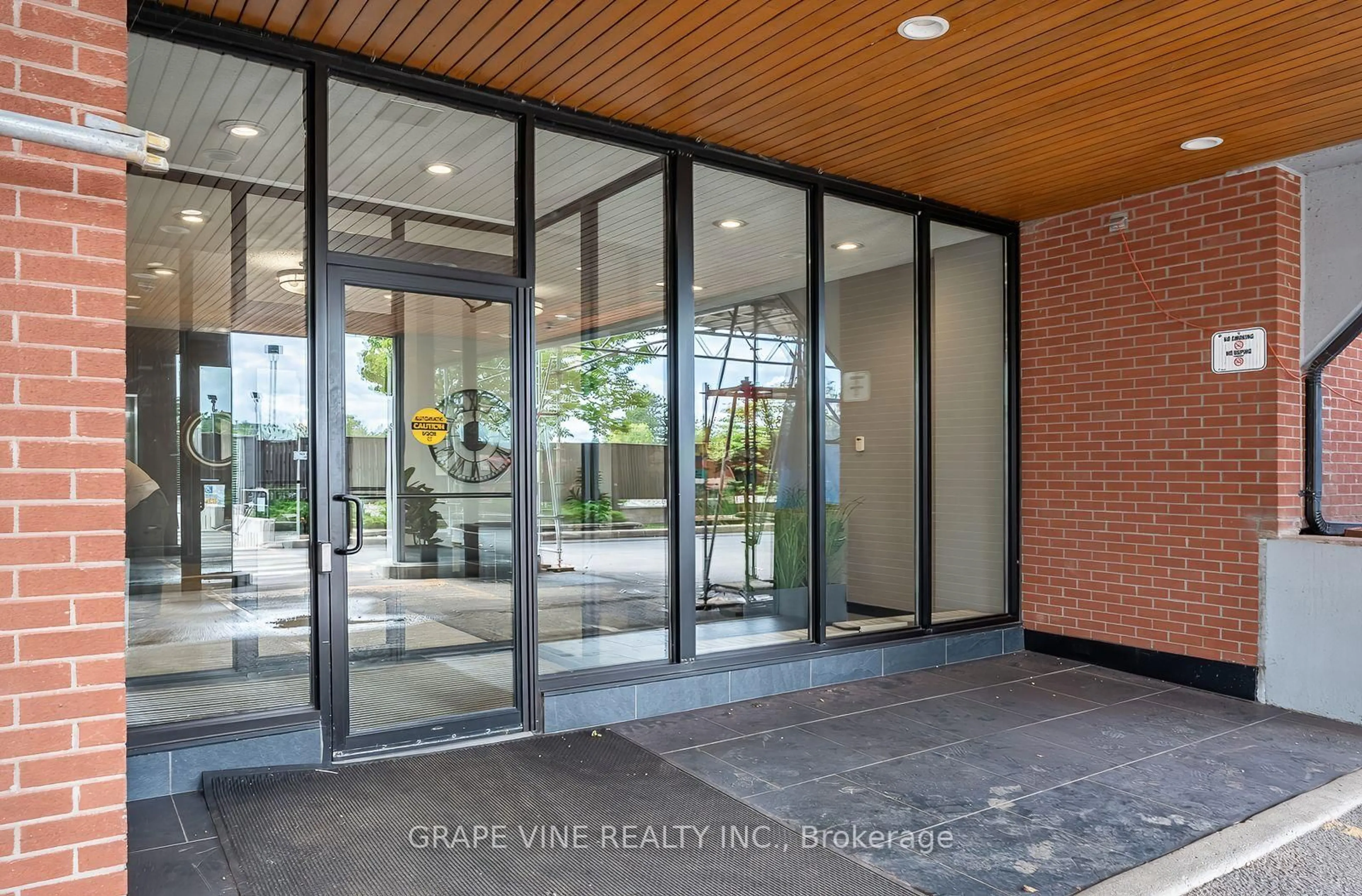 Indoor entryway for 2951 Riverside Dr #504, Ottawa Ontario K1V 8W6