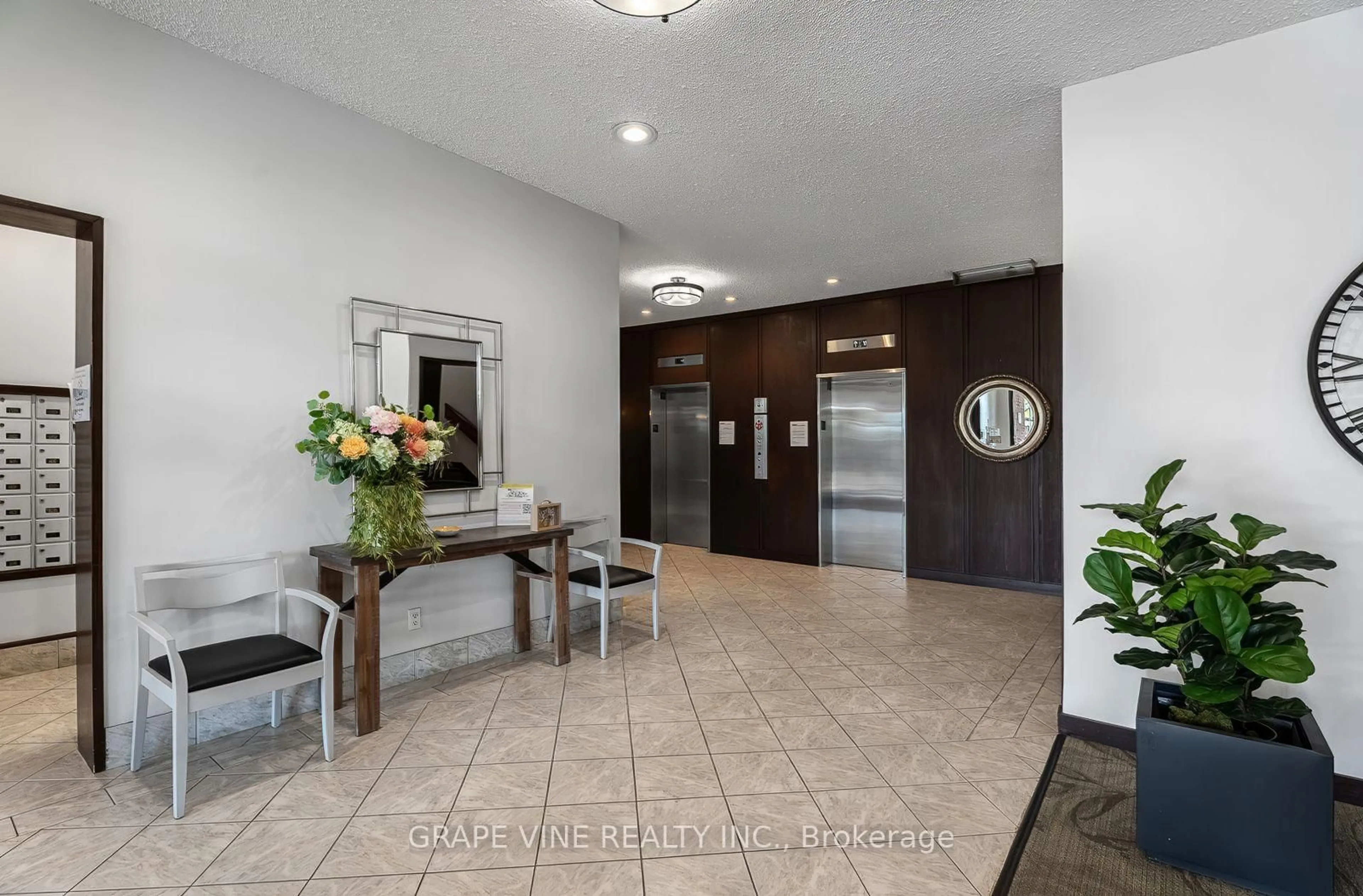 Indoor foyer for 2951 Riverside Dr #504, Ottawa Ontario K1V 8W6