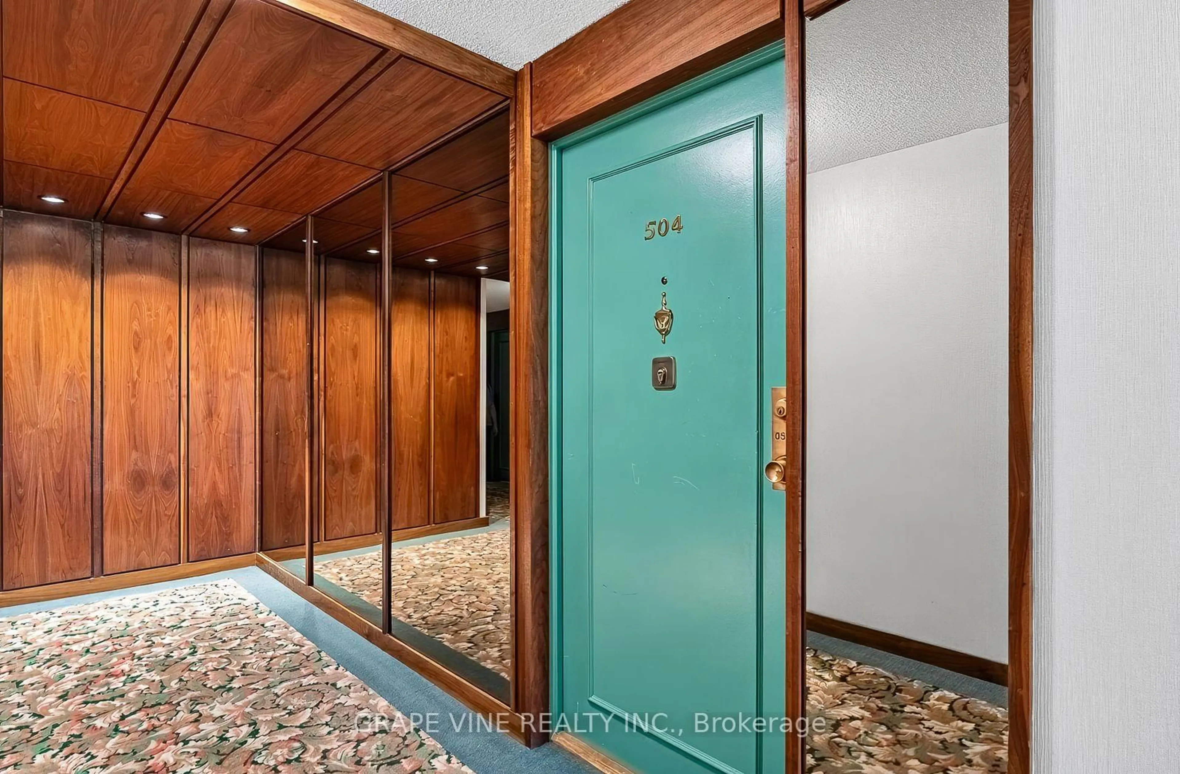 Indoor foyer for 2951 Riverside Dr #504, Ottawa Ontario K1V 8W6