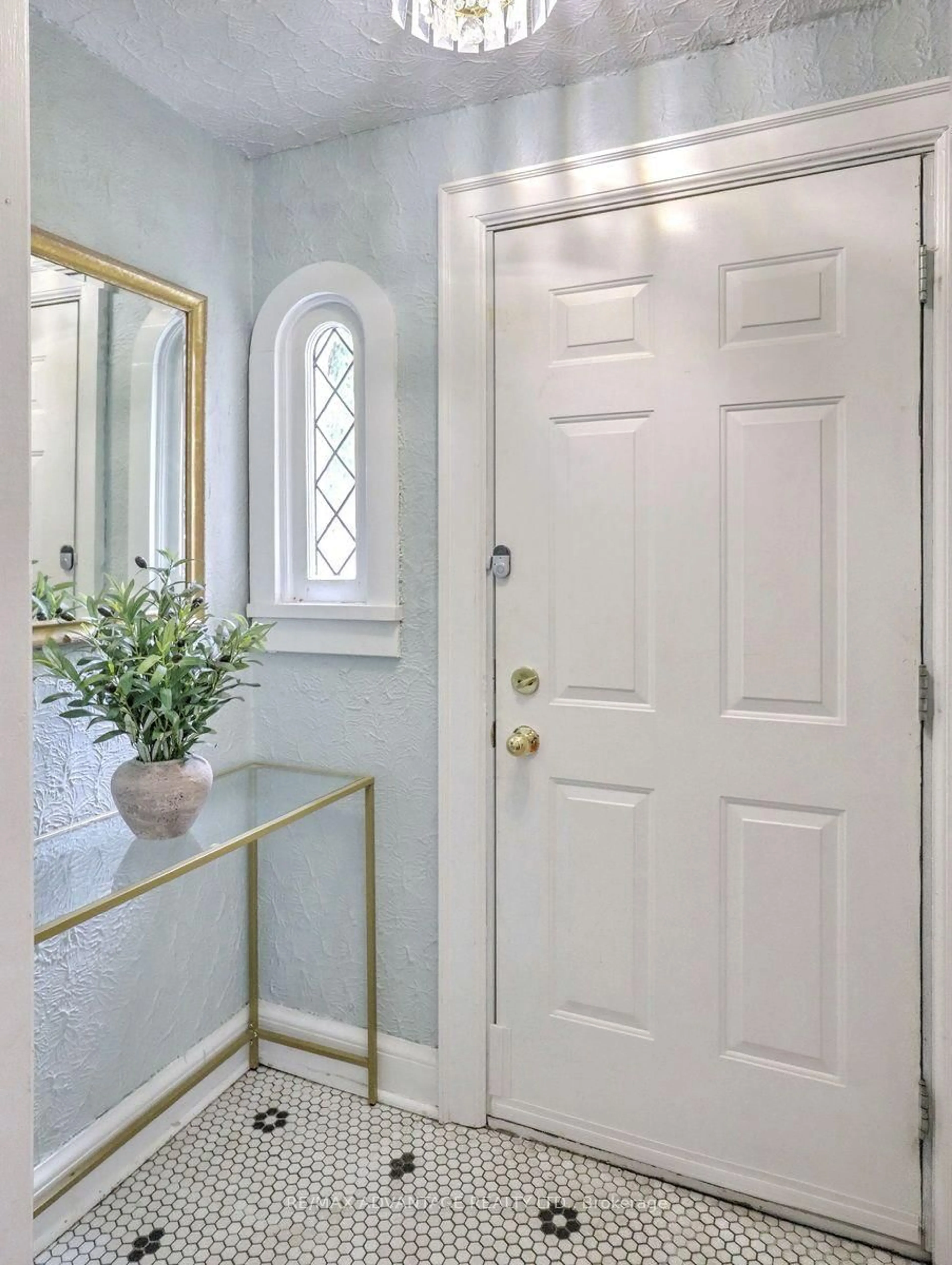 Indoor entryway for 232 Edward St, London South Ontario N6C 3J4