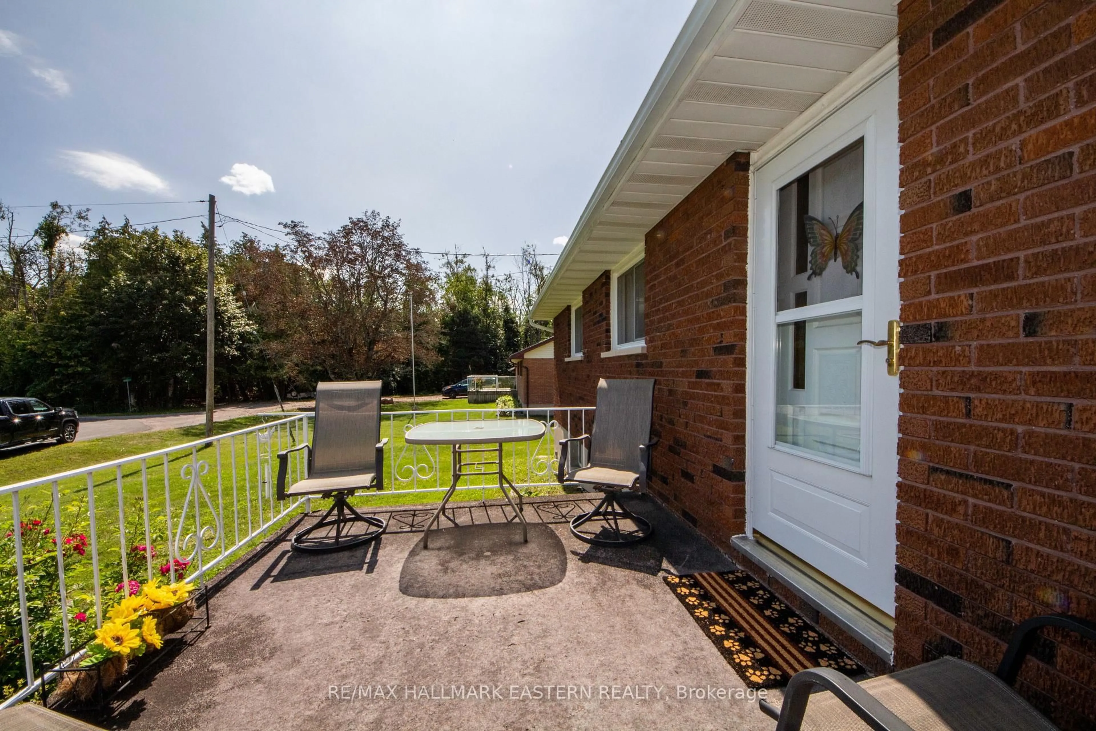 Patio, street for 796 Maple Dr, Selwyn Ontario K0L 1T0