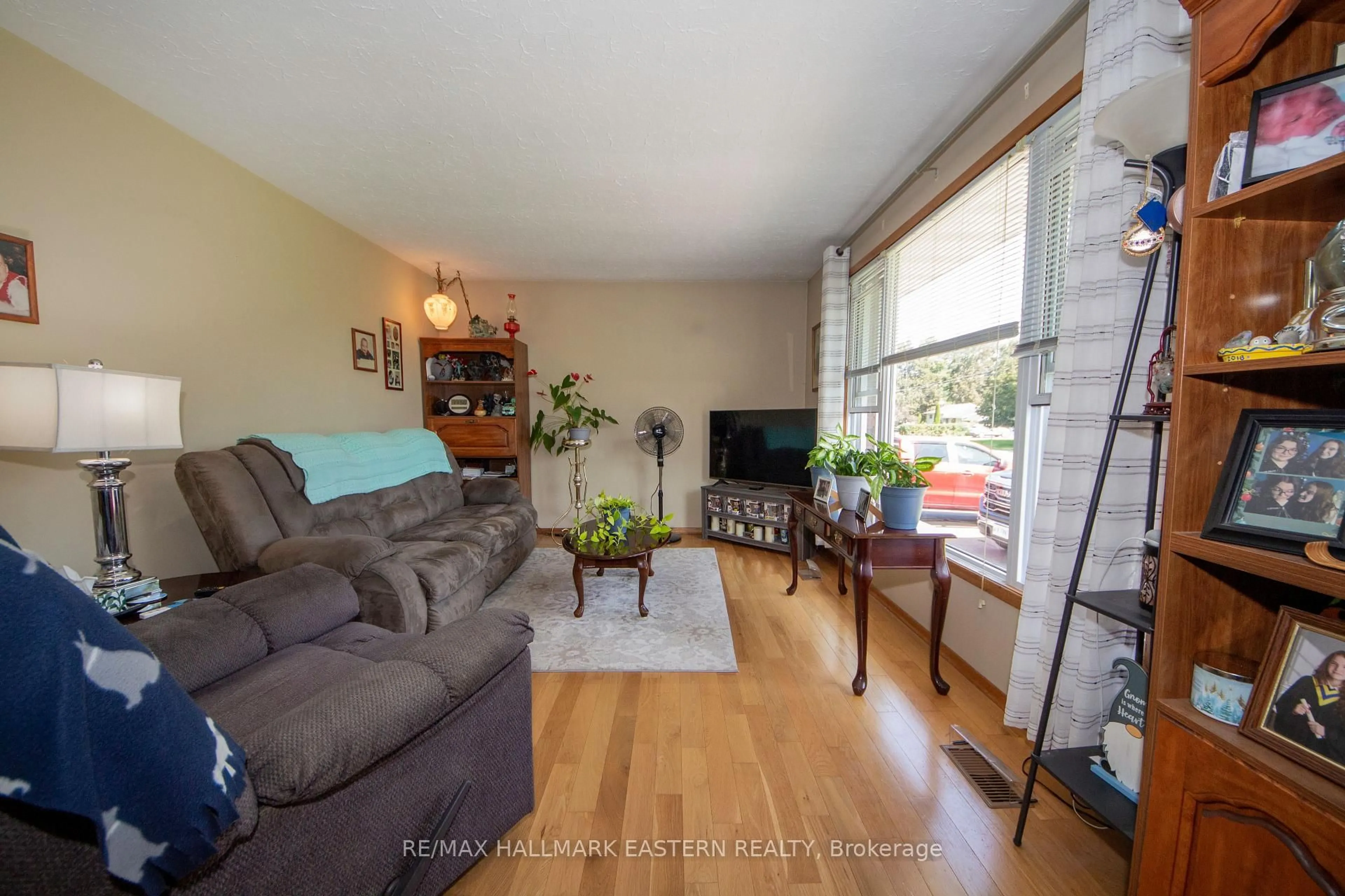Living room with furniture, wood/laminate floor for 796 Maple Dr, Selwyn Ontario K0L 1T0
