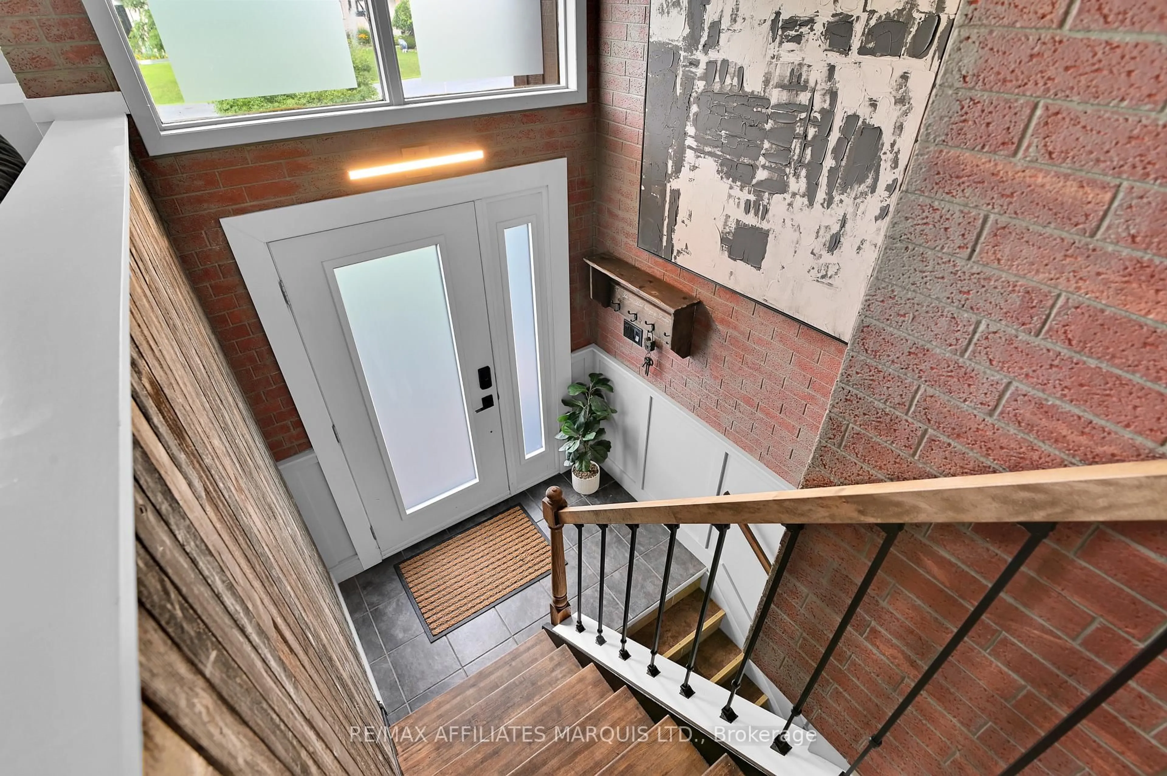Indoor entryway for 422 HILBERT Ave, Cornwall Ontario K6K 1H5