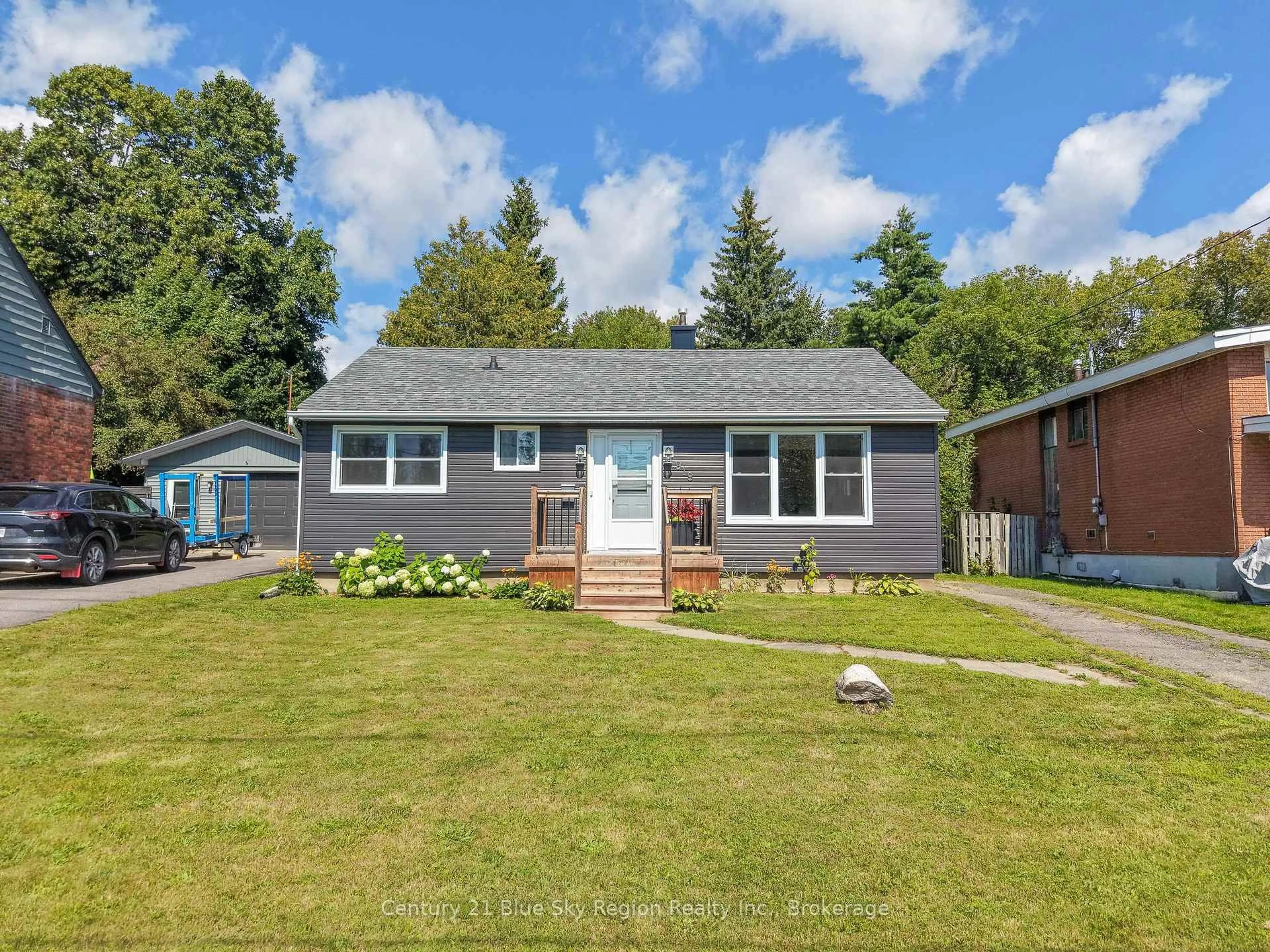 Home with vinyl exterior material, street for 918 COPELAND St, North Bay Ontario P1B 3E4