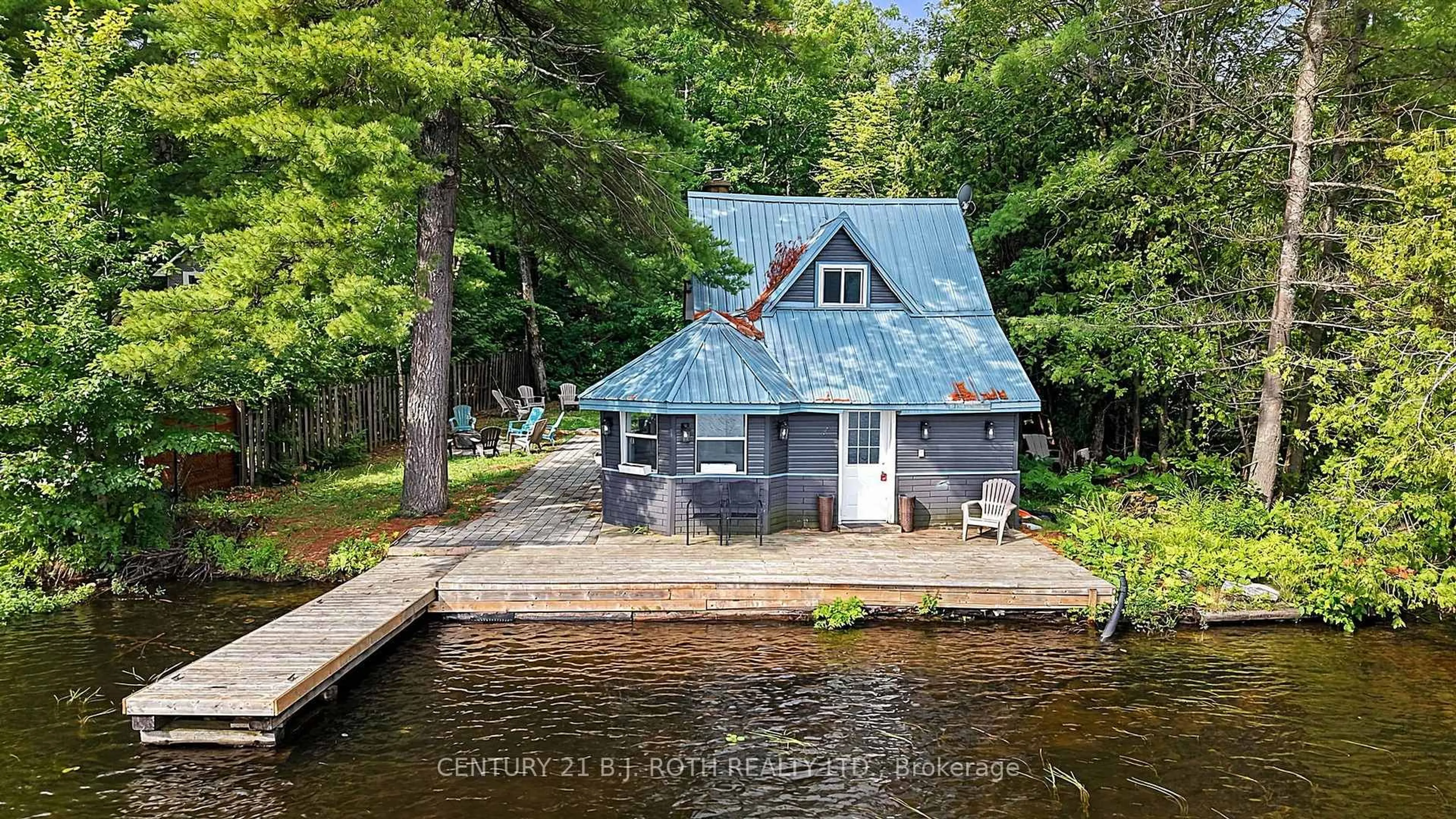 A pic from outside/outdoor area/front of a property/back of a property/a pic from drone, water/lake/river/ocean view for 1100 Hewitt St, Gravenhurst Ontario P1P 0C1