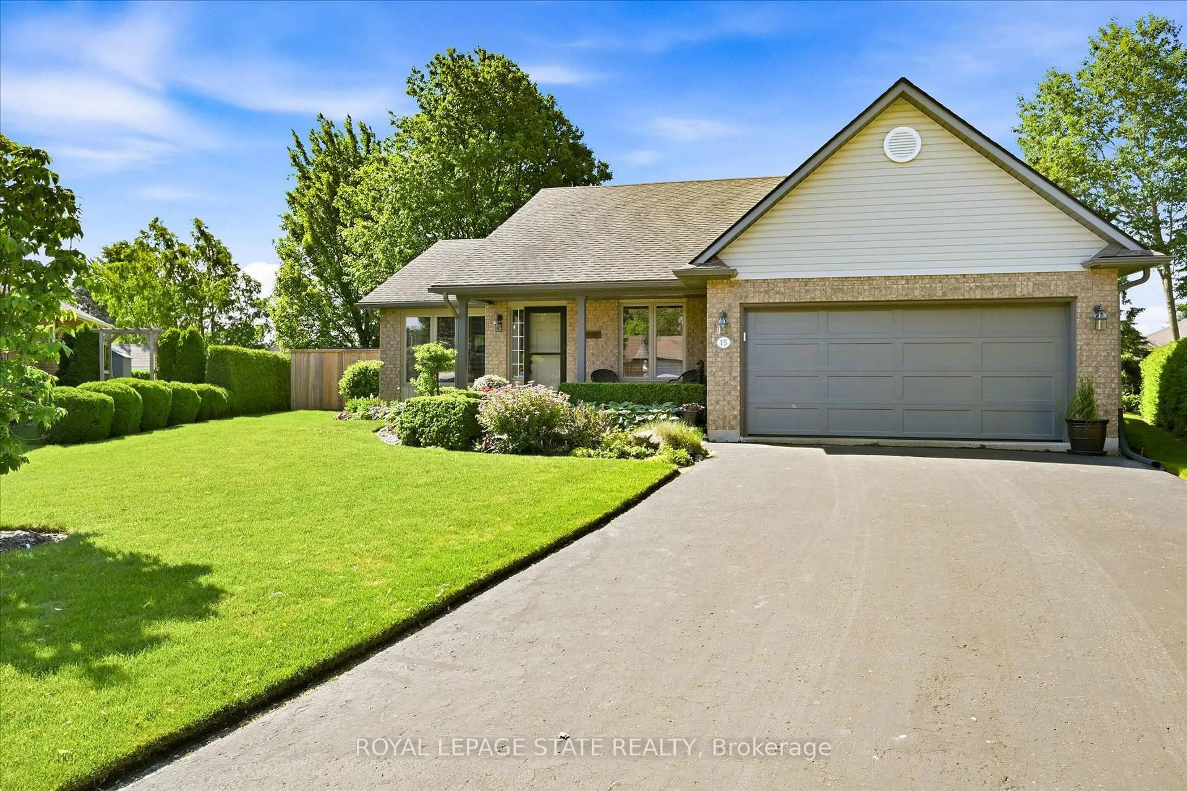 A pic from outside/outdoor area/front of a property/back of a property/a pic from drone, street for 15 Bayshore Crt, Norfolk Ontario N0A 1N7