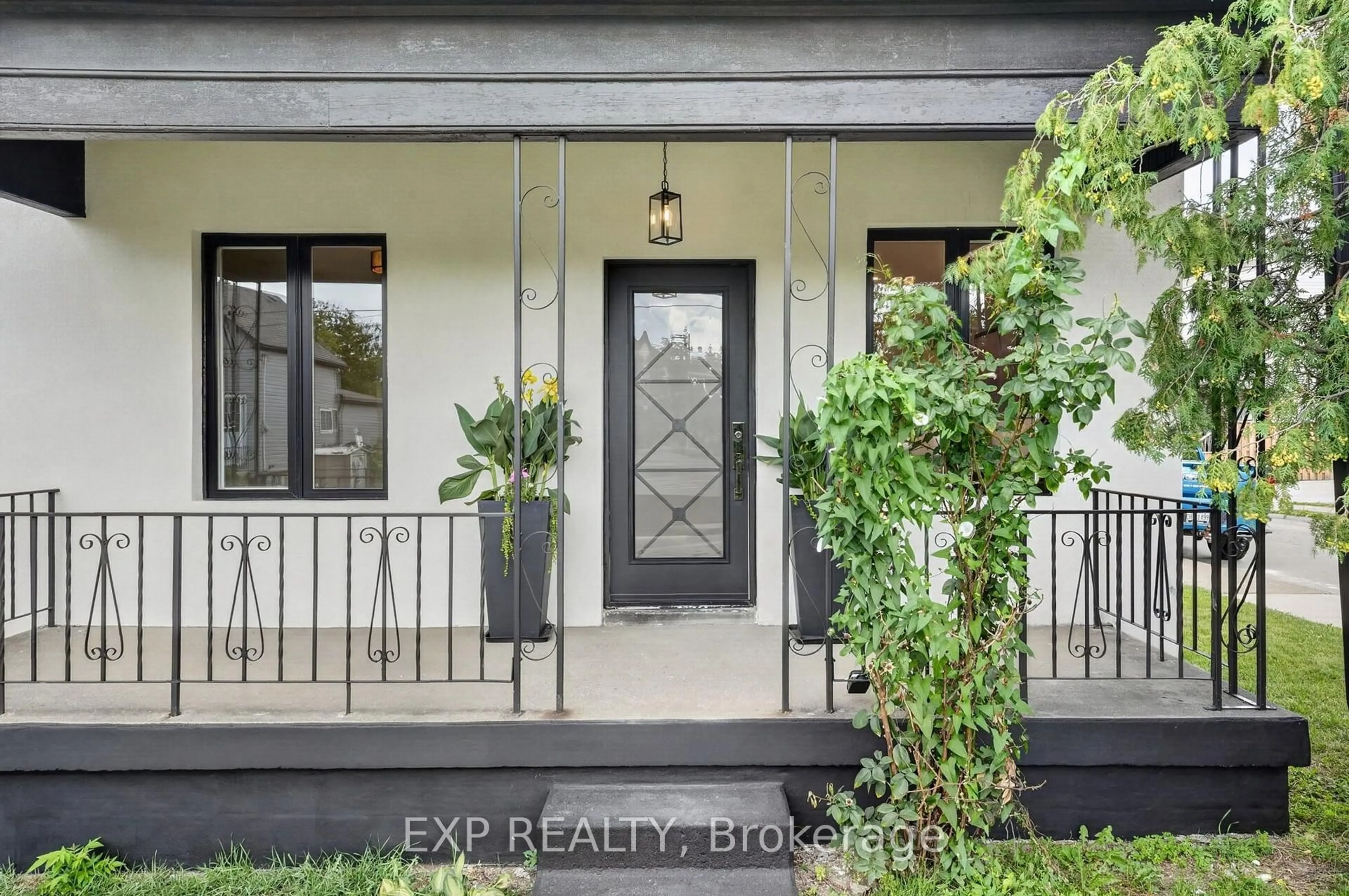 Indoor entryway for 174 London St, Hamilton Ontario L8H 4C2