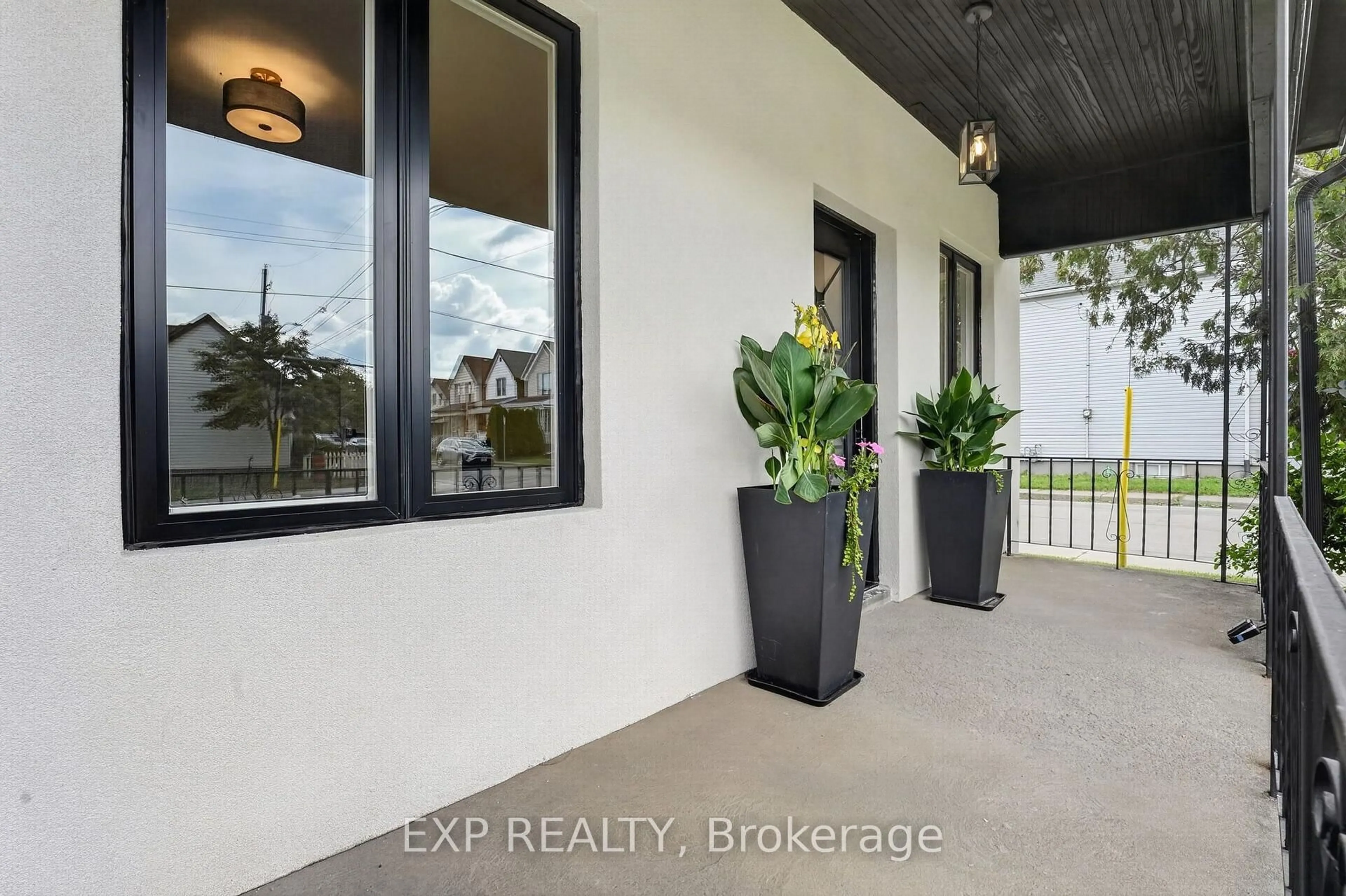 Indoor entryway for 174 London St, Hamilton Ontario L8H 4C2