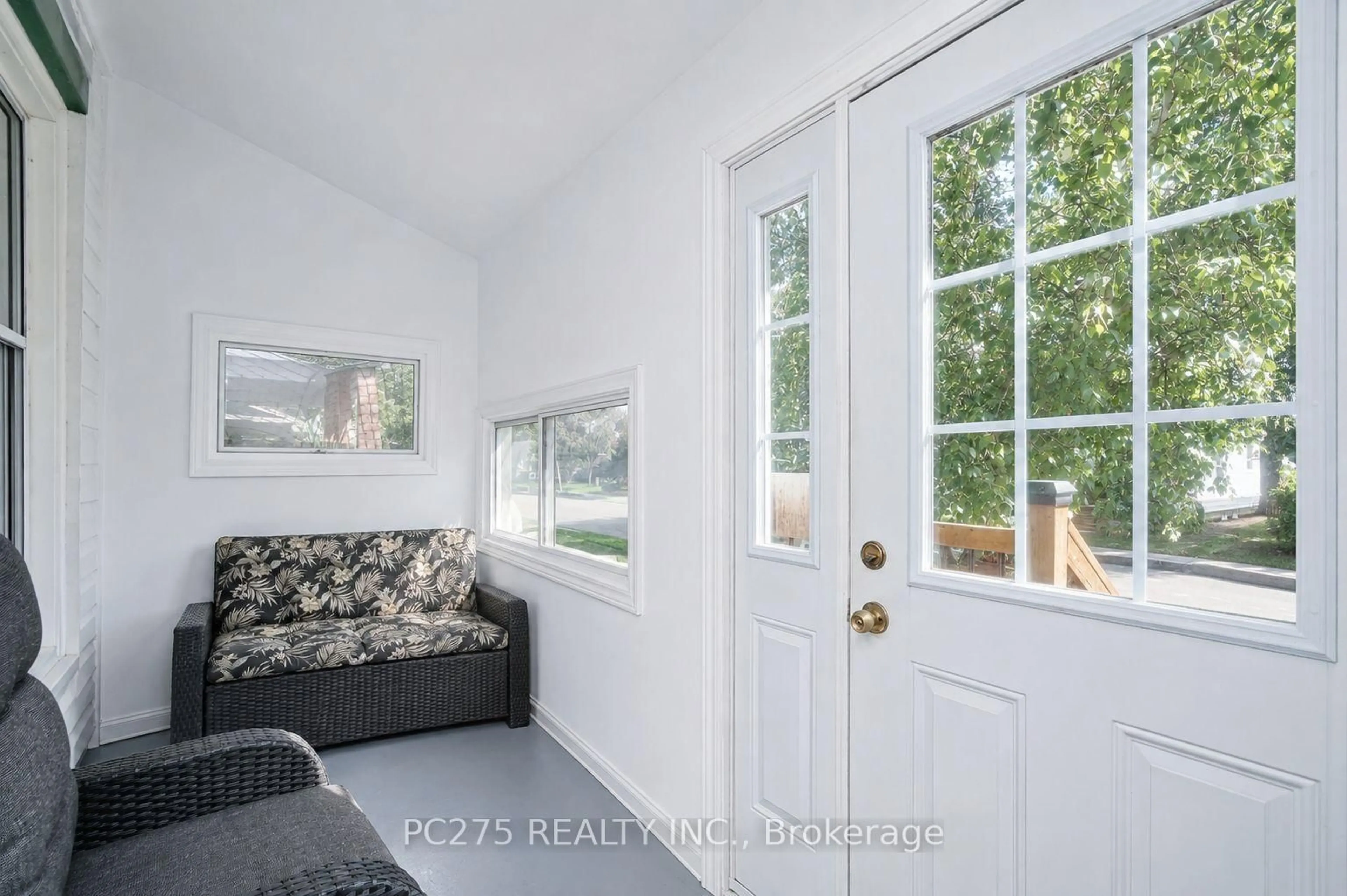 Indoor entryway for 20 Maple St, St. Thomas Ontario N5R 1Y9
