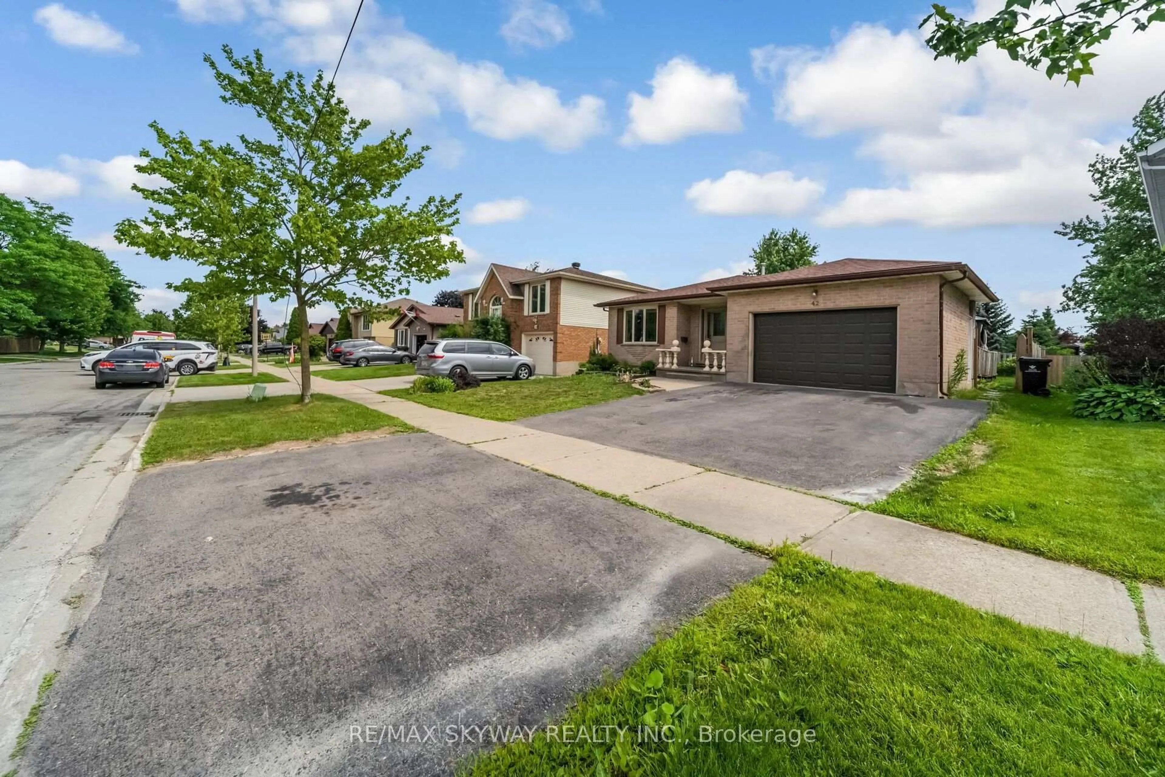 A pic from outside/outdoor area/front of a property/back of a property/a pic from drone, street for 42 Newbury Dr, Kitchener Ontario N2N 2X6