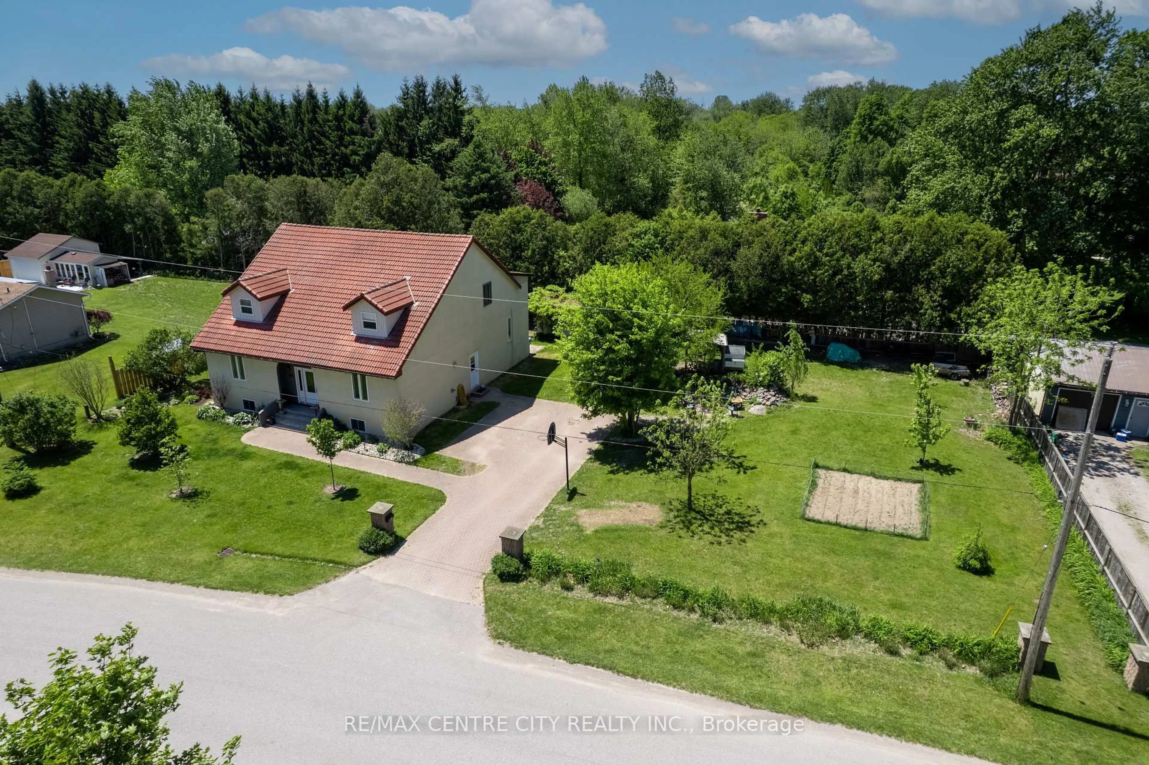 A pic from outside/outdoor area/front of a property/back of a property/a pic from drone, street for 176 Eastman Ave, Strathroy-Caradoc Ontario N7G 3K1