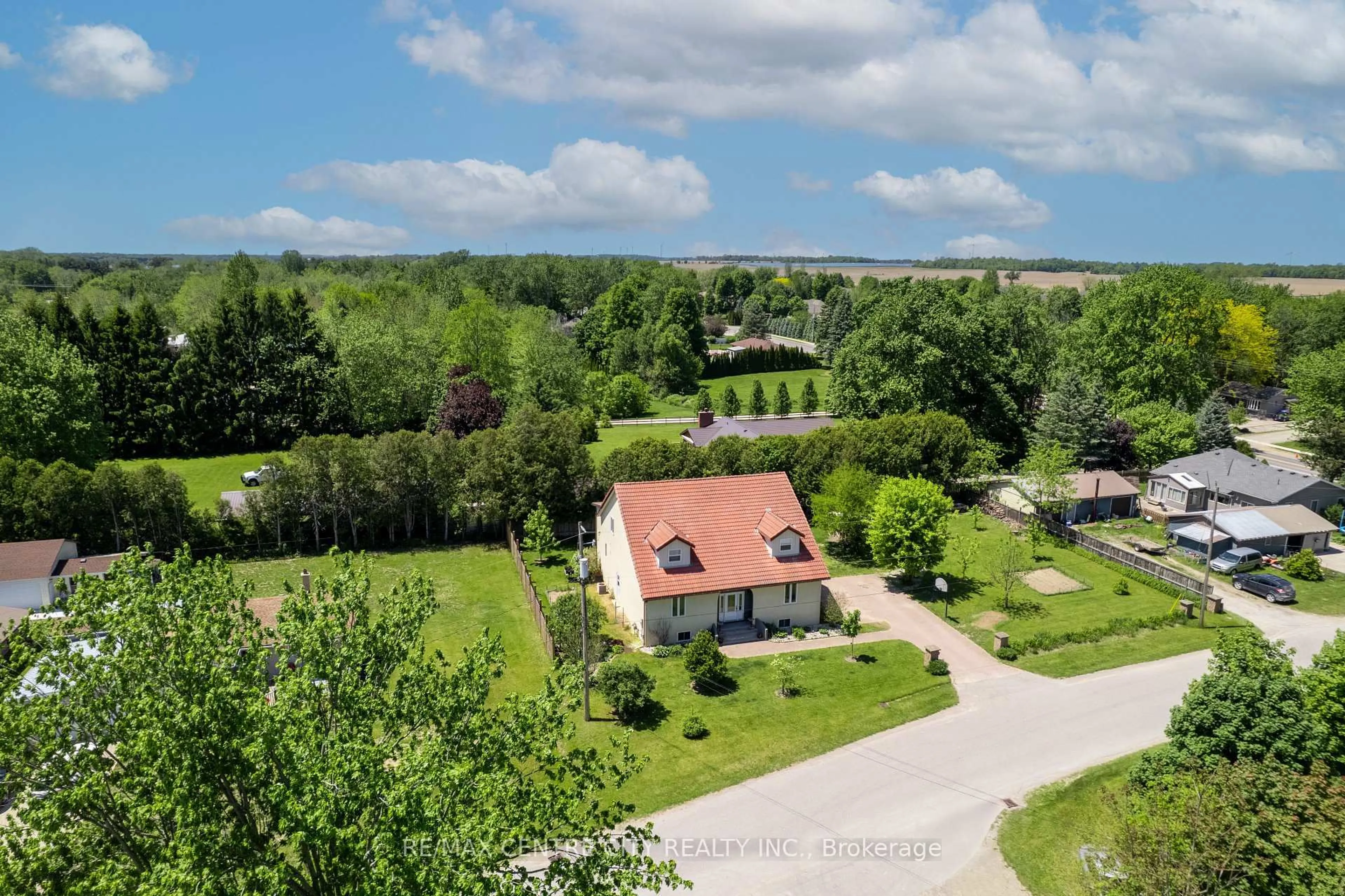 A pic from outside/outdoor area/front of a property/back of a property/a pic from drone, unknown for 176 Eastman Ave, Strathroy-Caradoc Ontario N7G 3K1