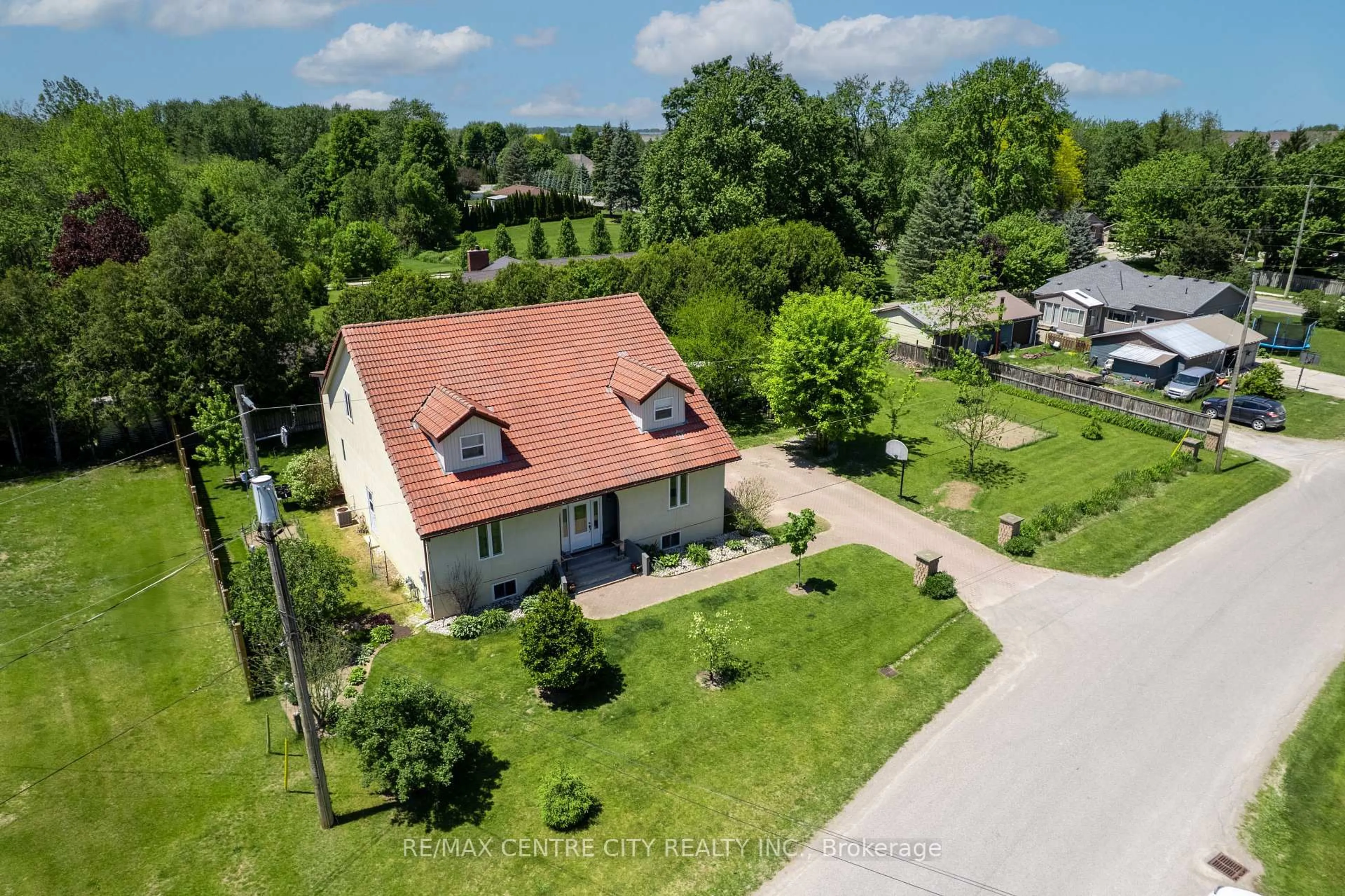 A pic from outside/outdoor area/front of a property/back of a property/a pic from drone, street for 176 Eastman Ave, Strathroy-Caradoc Ontario N7G 3K1