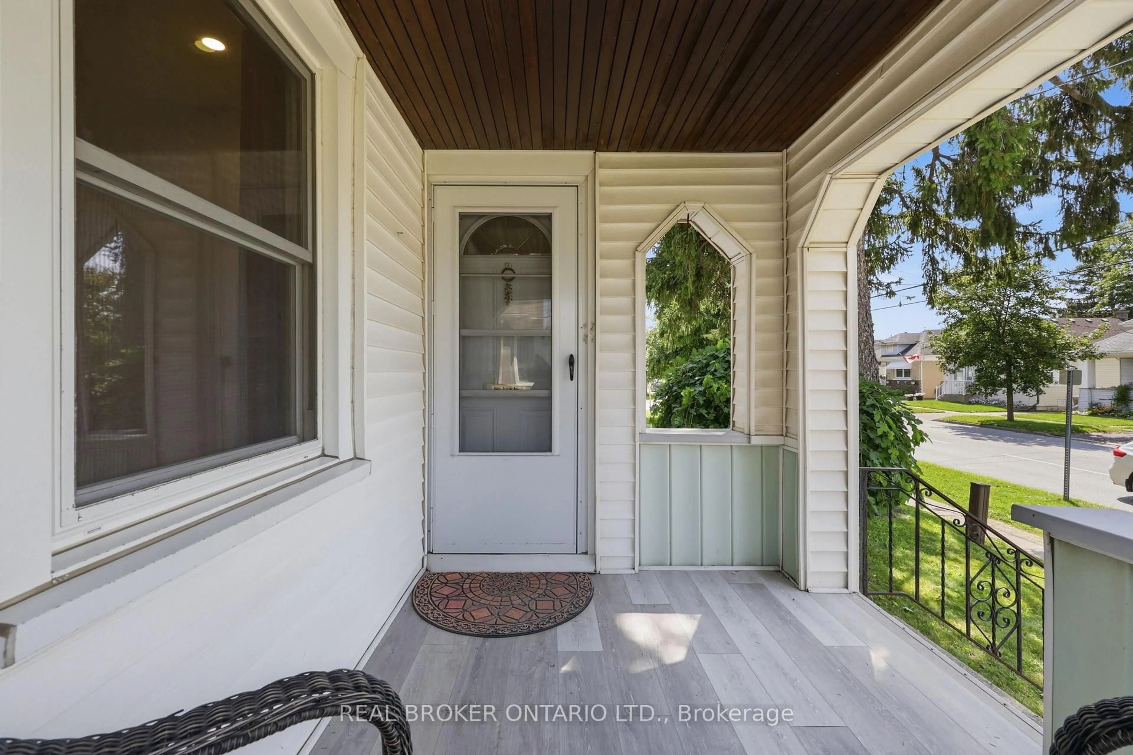 Indoor entryway for 218 LAKE St, St. Catharines Ontario L2R 5Z2