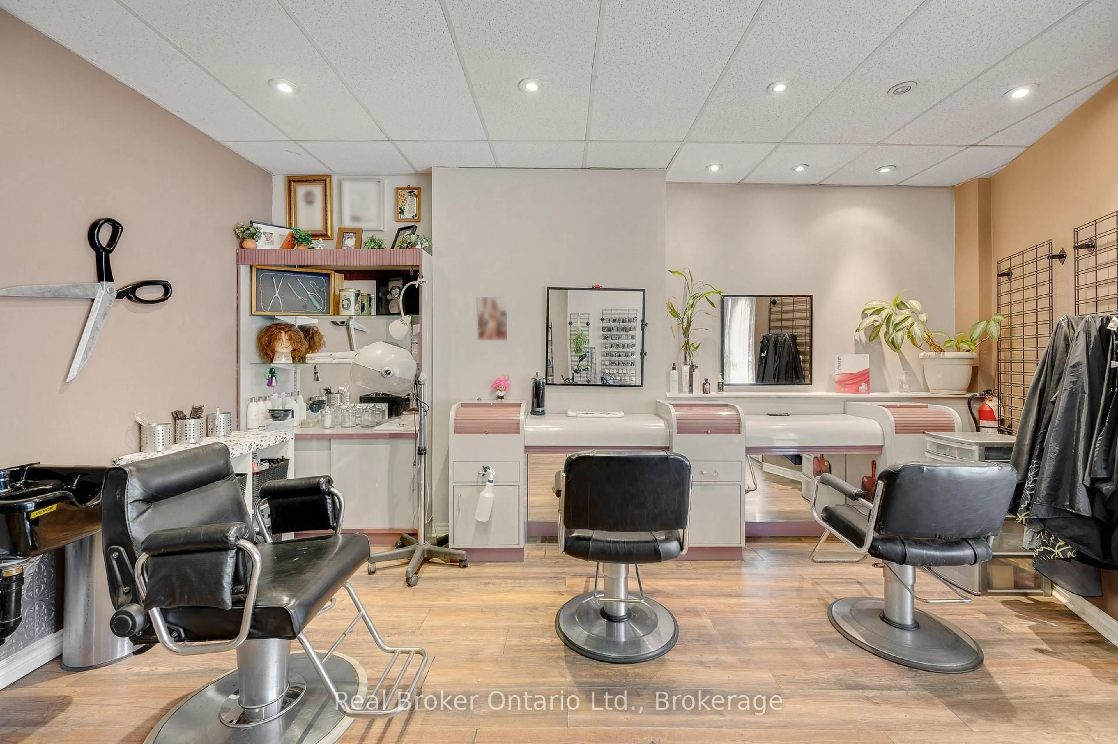 A pic of a room for 466 Cannon St, Hamilton Ontario L8L 2E2