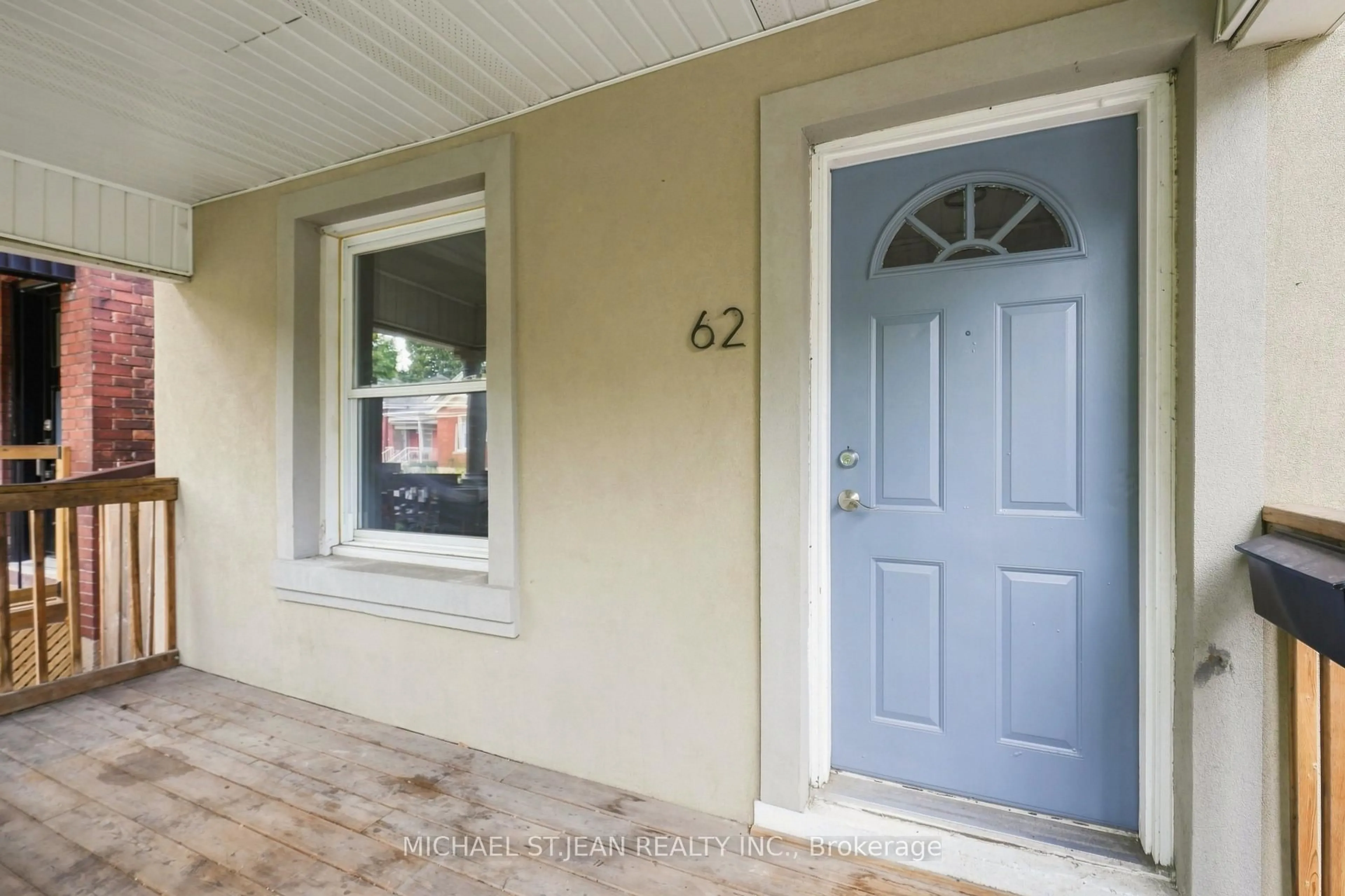 Indoor entryway for 62 Cedar Ave, Hamilton Ontario L8M 3A8