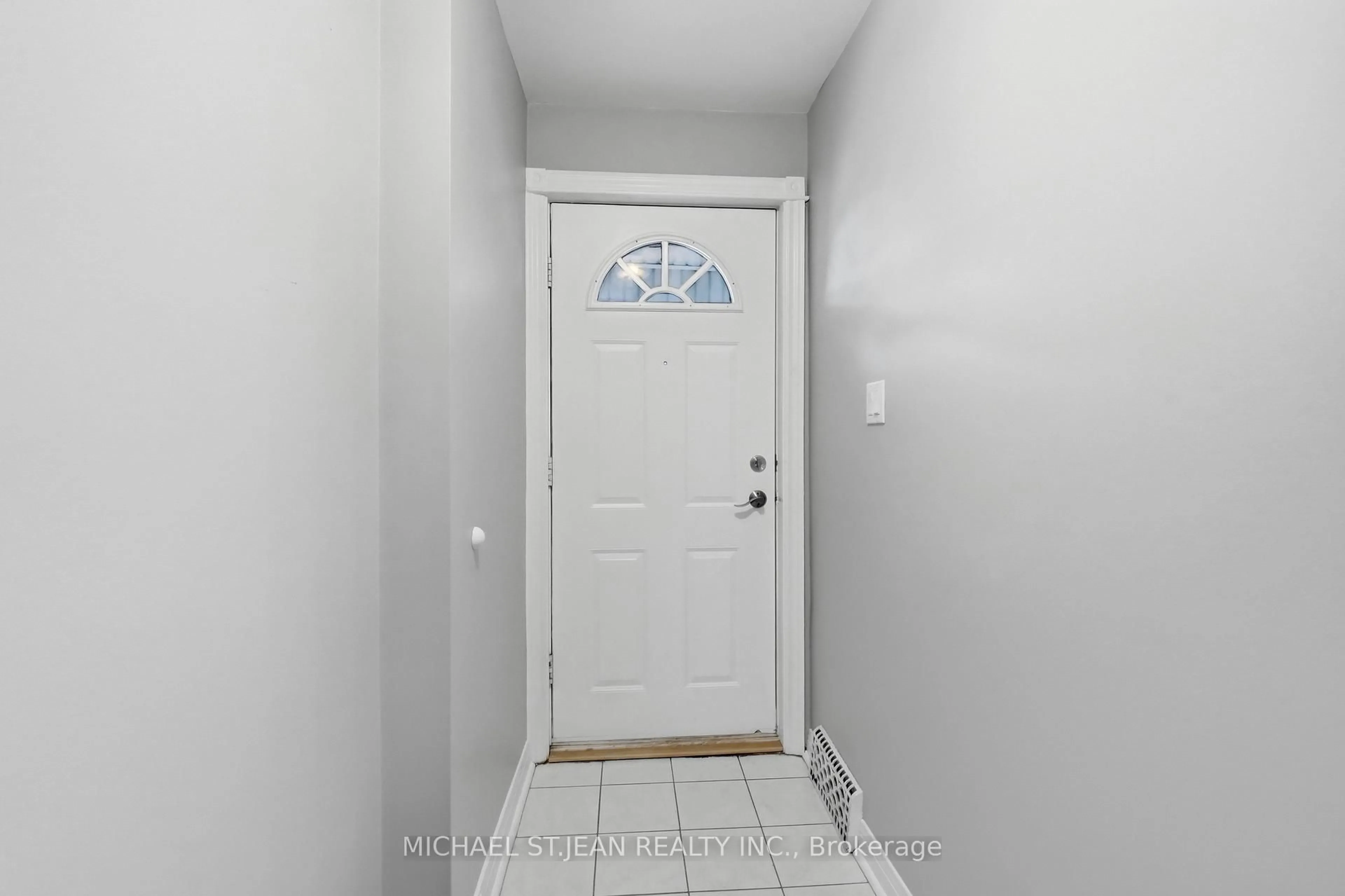 Indoor entryway for 62 Cedar Ave, Hamilton Ontario L8M 3A8