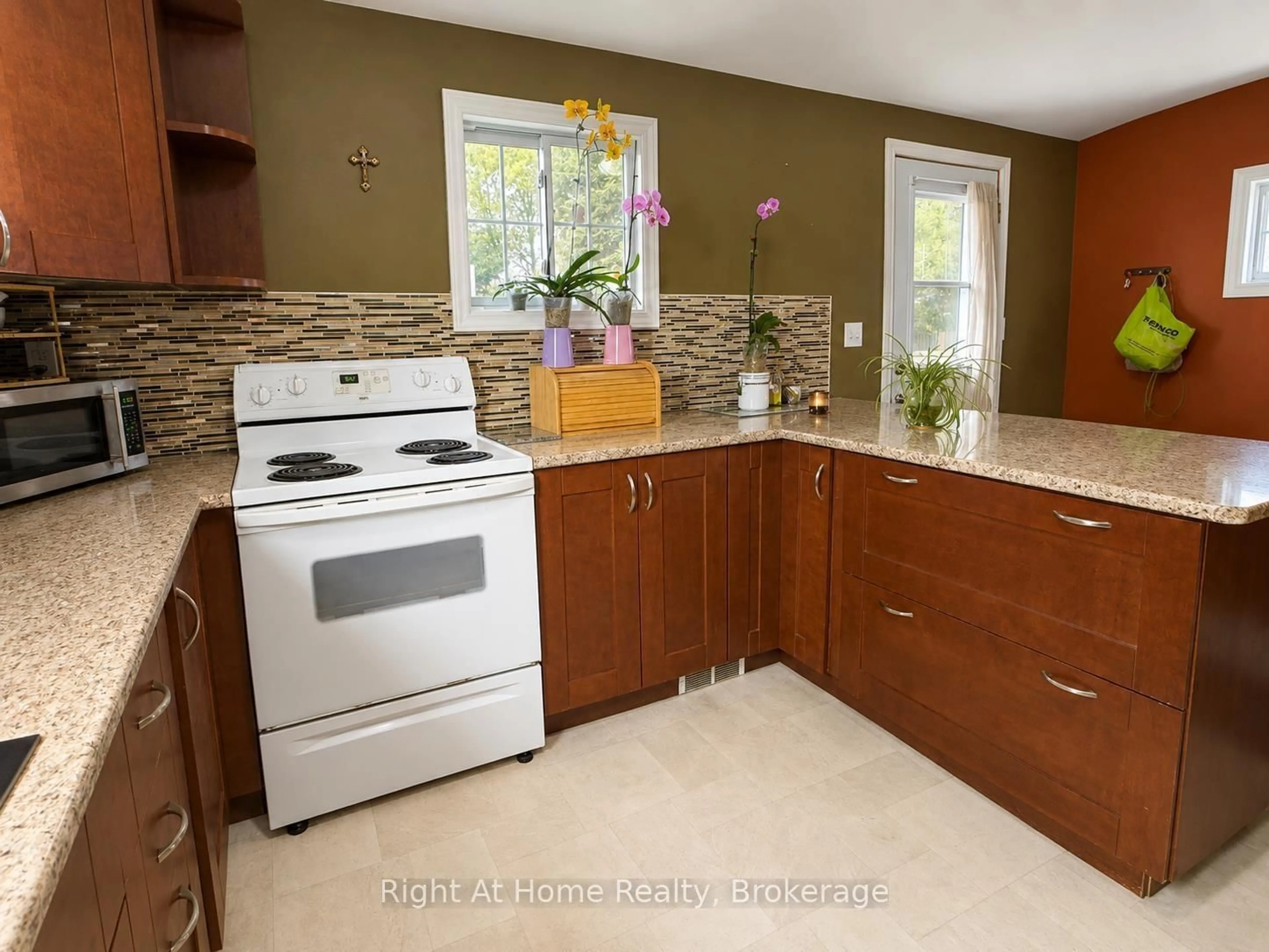 Standard kitchen, ceramic/tile floor for 334 Morse Street, Thunder Bay Ontario P7A 1G3